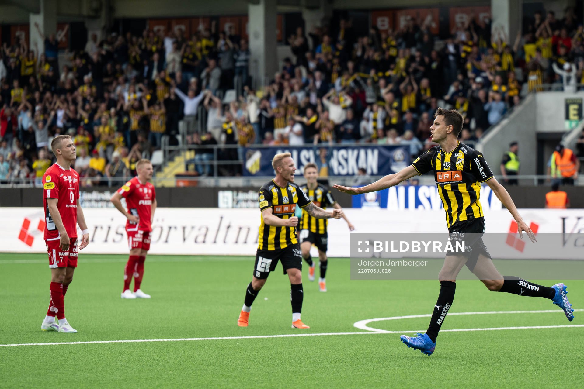 Häckens Alexander Jeremejeff jublar