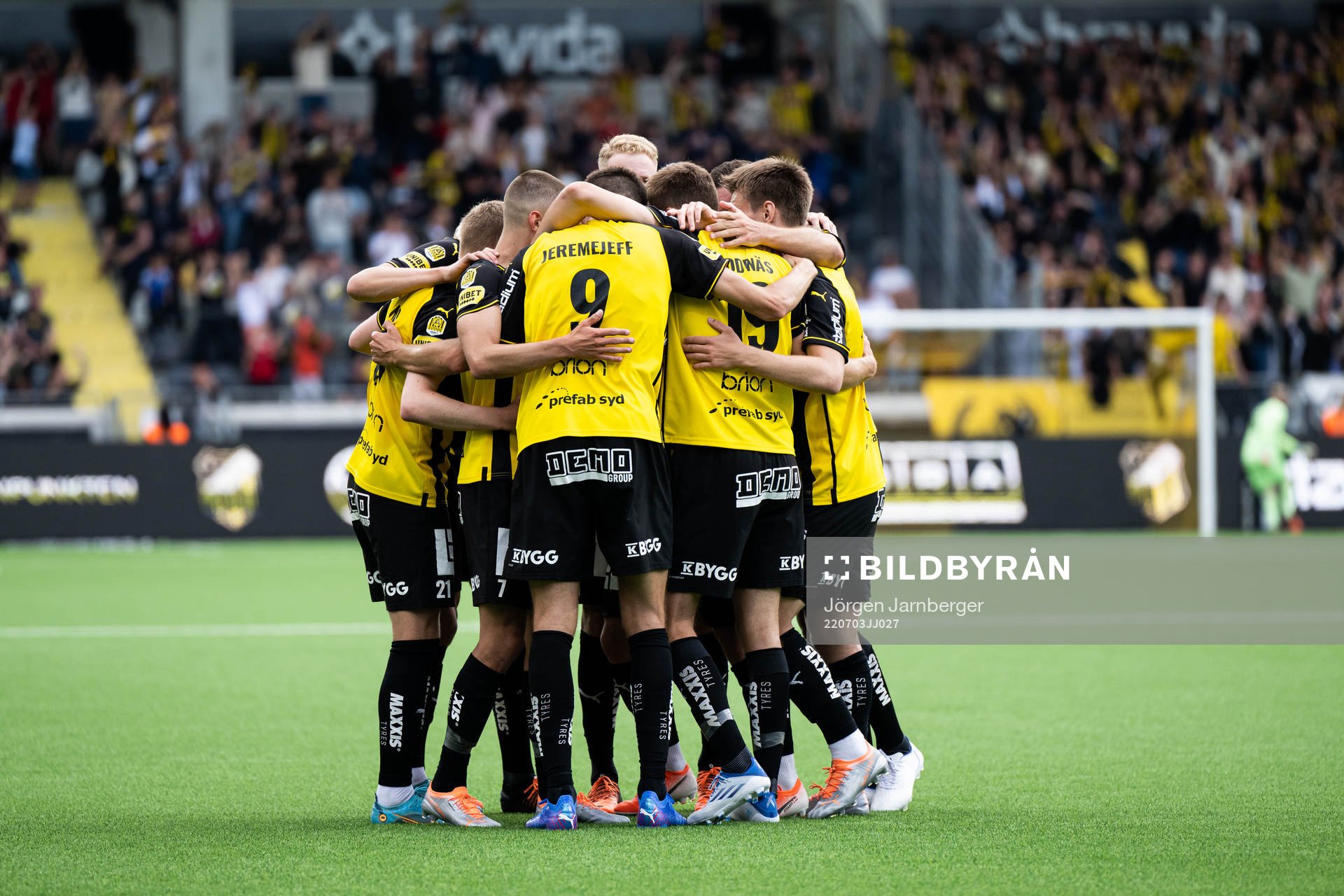 Häckens Alexander Jeremejeff jublar