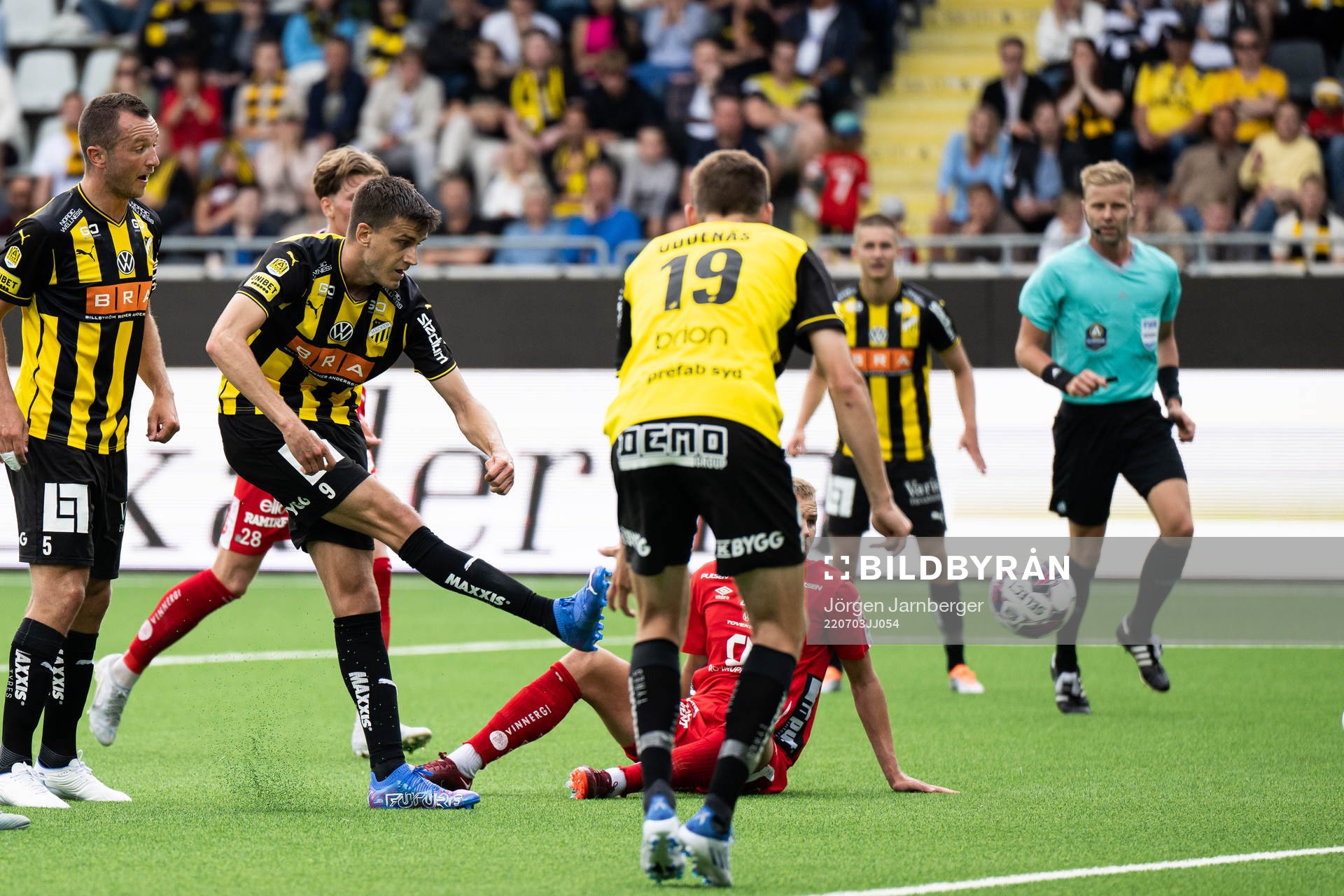 Häckens Alexander Jeremejeff skjuter 1-1 under fotbollsmatchen i Allsvenskan mellan Häcken och Elfsborg den 3 juli 2022 i Göteborg. 