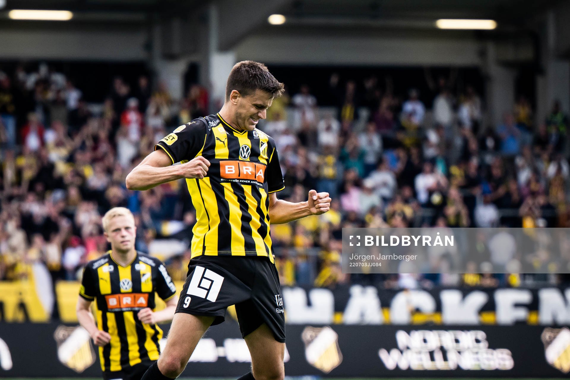 Häckens Alexander Jeremejeff jublar