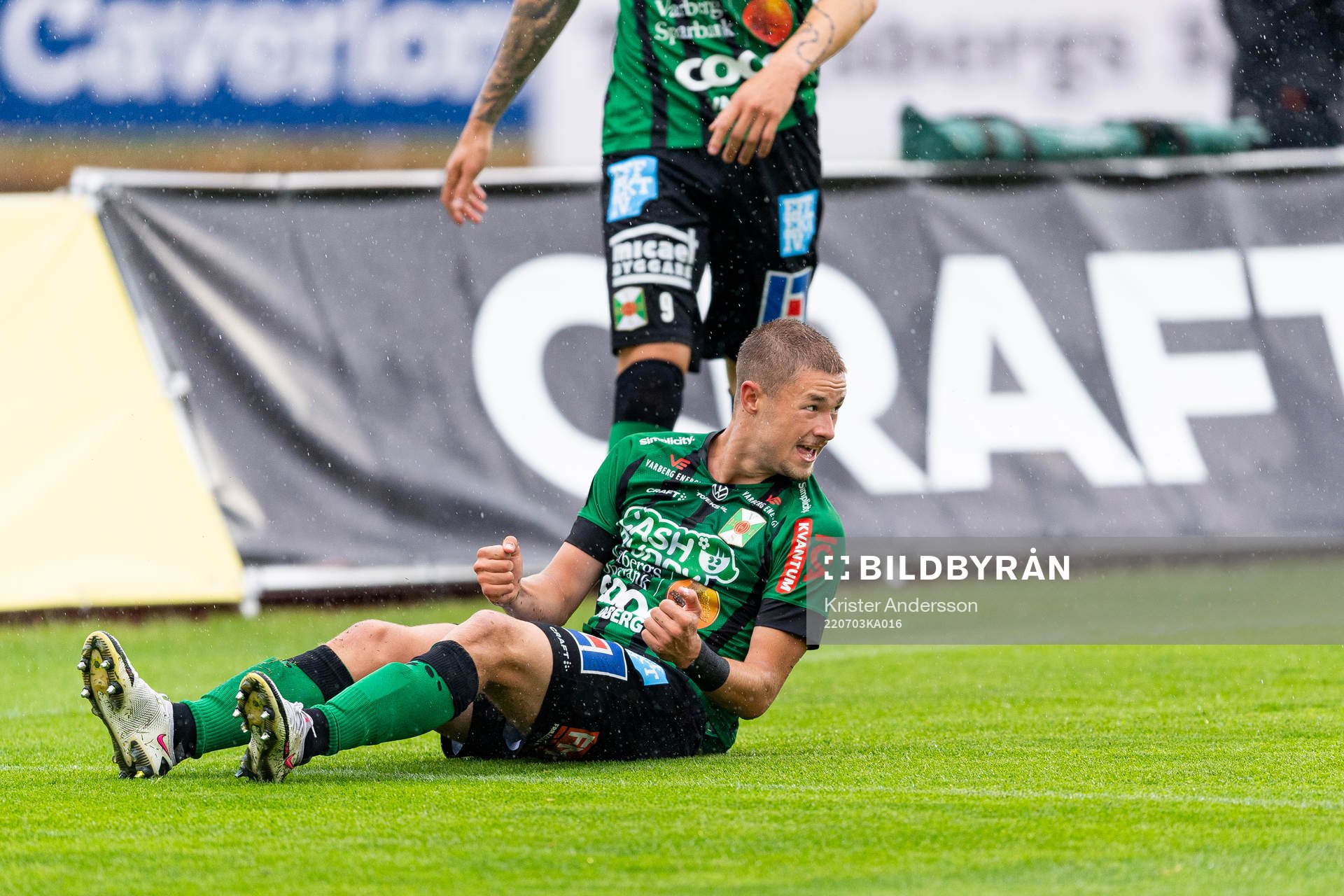 Varbergs Oliver Alfonsi jublar efter 1-0 under fotbollsmatchen i Allsvenskan mellan Varberg och Värnamo den 3 juli 2022 i Varberg. 