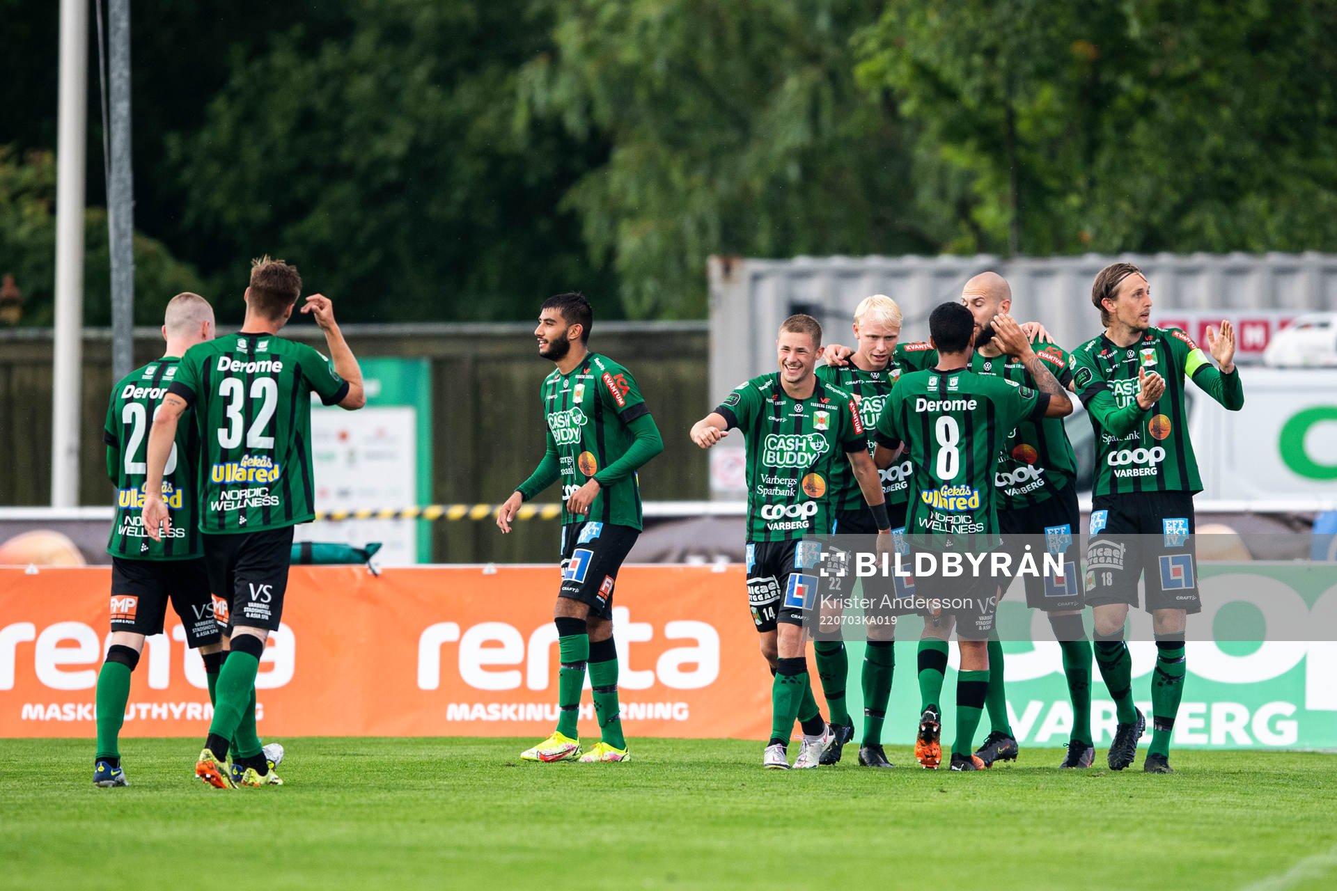 Varbergs Robin Simovic jublar med lagkamrater