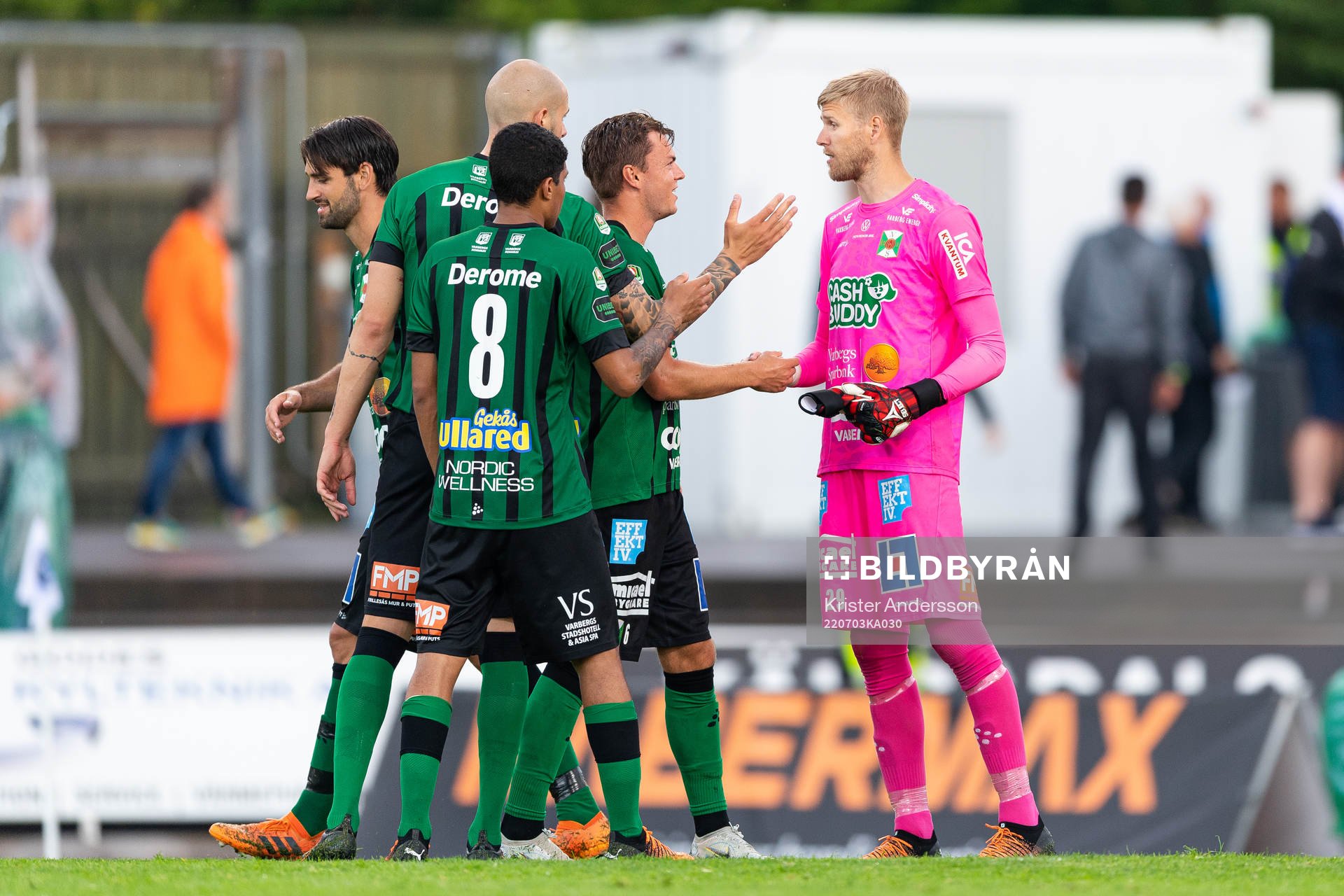 Varbergs målvakt Fredrik Andersson jublar efter  fotbollsmatchen i Allsvenskan mellan Varberg och Värnamo den 3 juli 2022 i Varberg. 