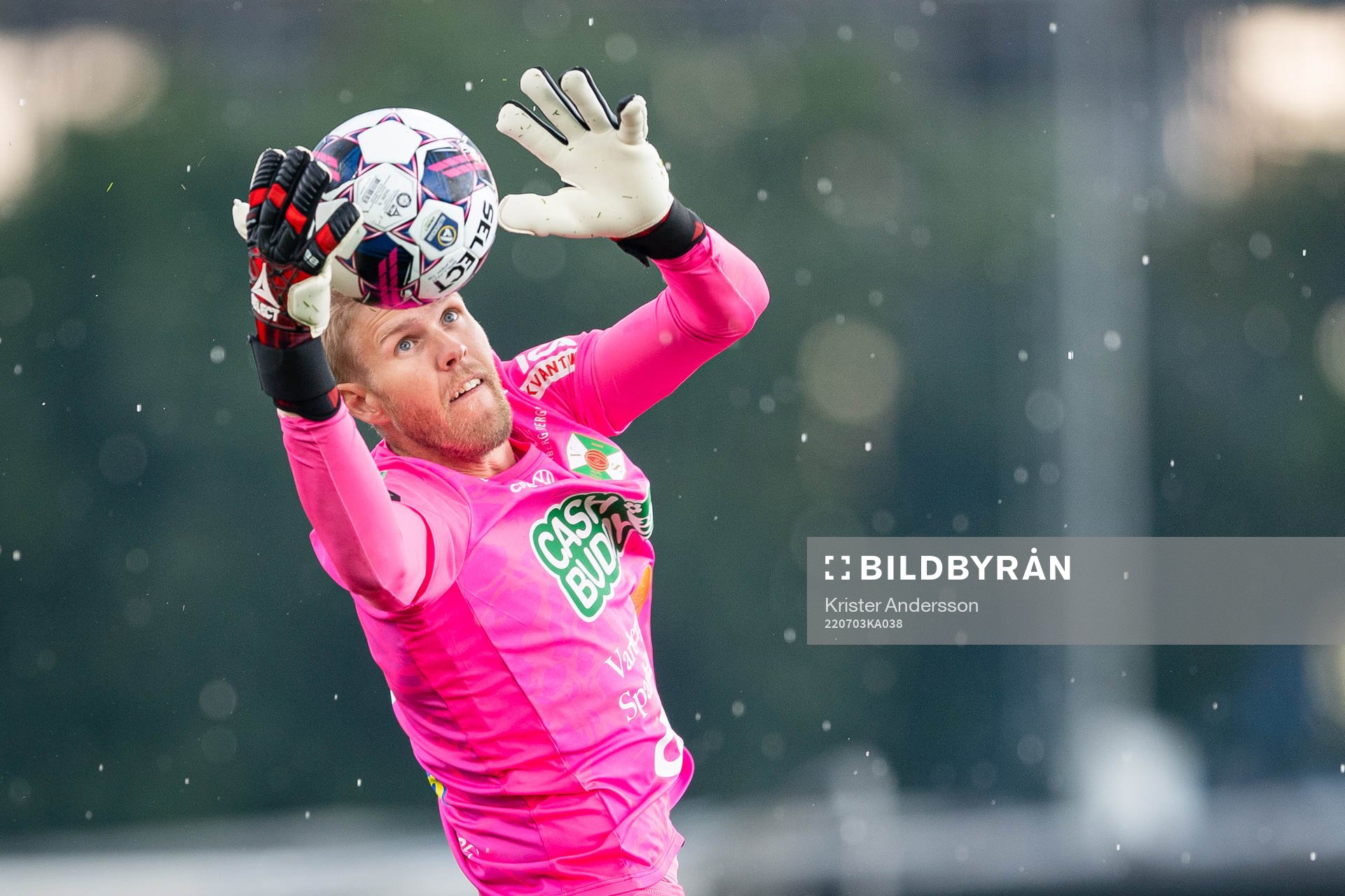 Varbergs målvakt Fredrik Andersson under fotbollsmatchen i Allsvenskan mellan Varberg och Värnamo den 3 juli 2022 i Varberg. 