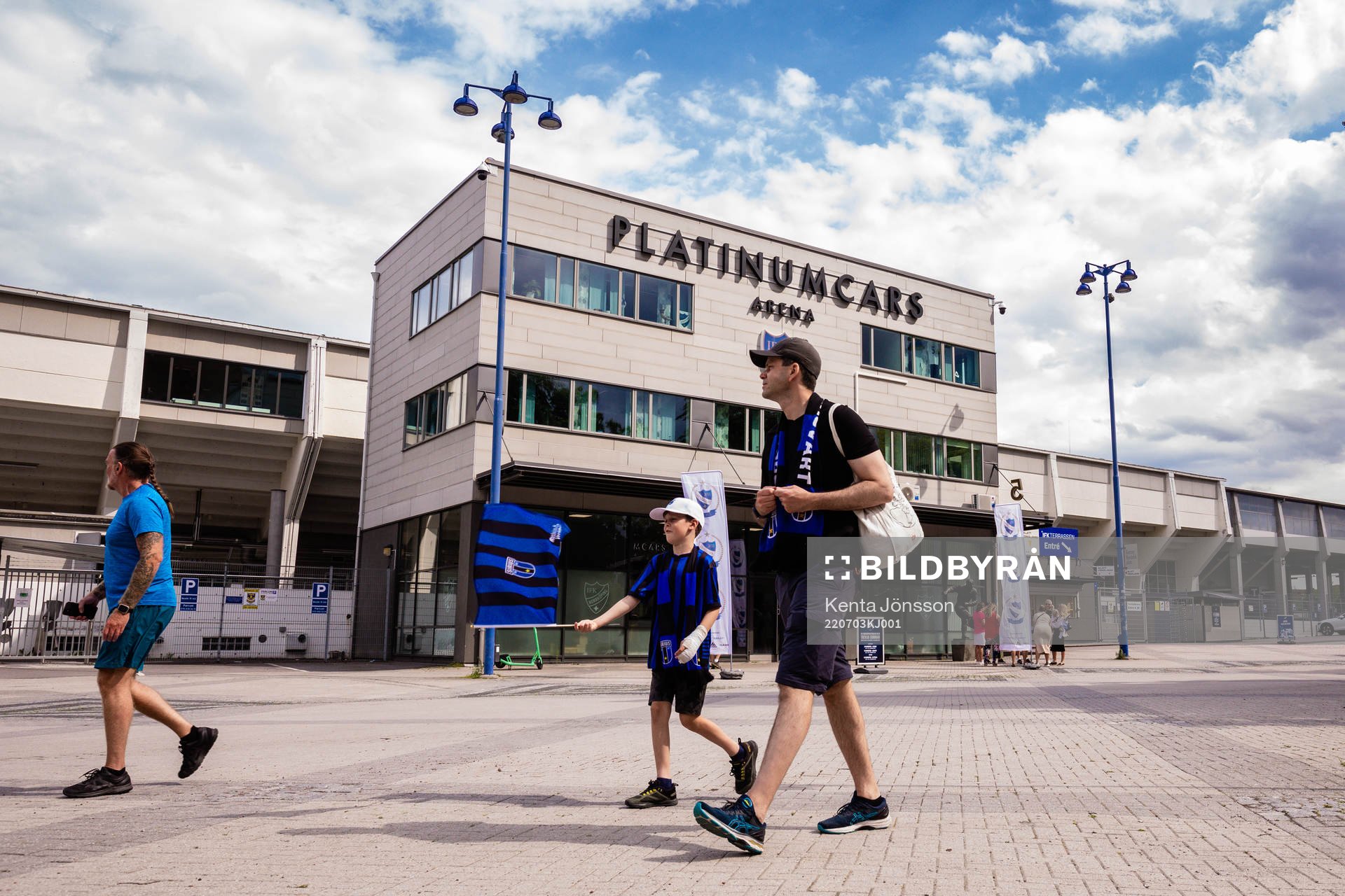 Sirius supportrar utanför Platinumcars Arena