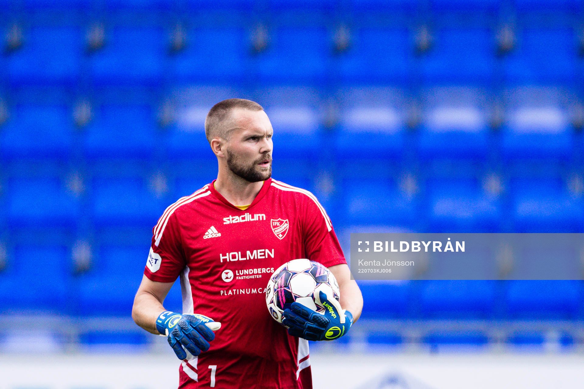 IFK Norrköpings målvakt Oscar Jansson under uppvärmningen inför fotbollsmatchen i Allsvenskan mellan IFK Norrköping och Sirius den 3 juli 2022 i Norrköping.