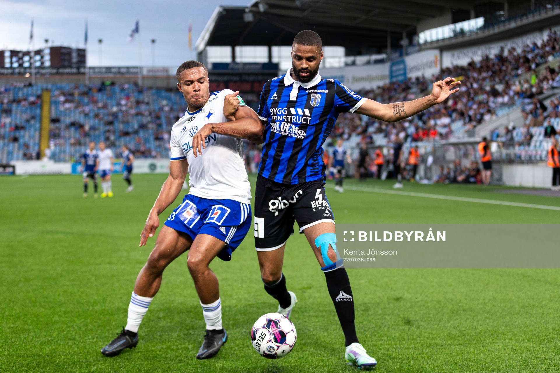 IFK Norrköpings Darrell Kamdem Tibell och Sirius Kristopher Da Graca under fotbollsmatchen i Allsvenskan mellan IFK Norrköping och Sirius den 3 juli 2022 i Norrköping.