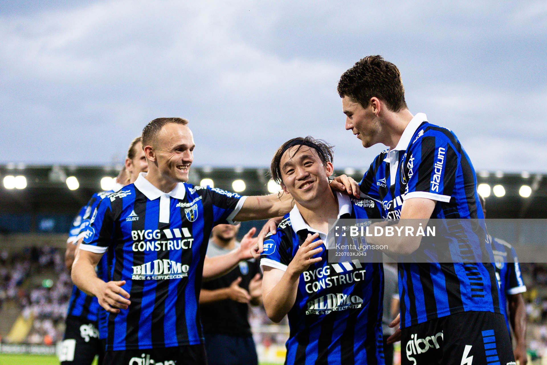 Sirius Yukiya Sugita (m) jublar med Aron Bjarnason (v) och