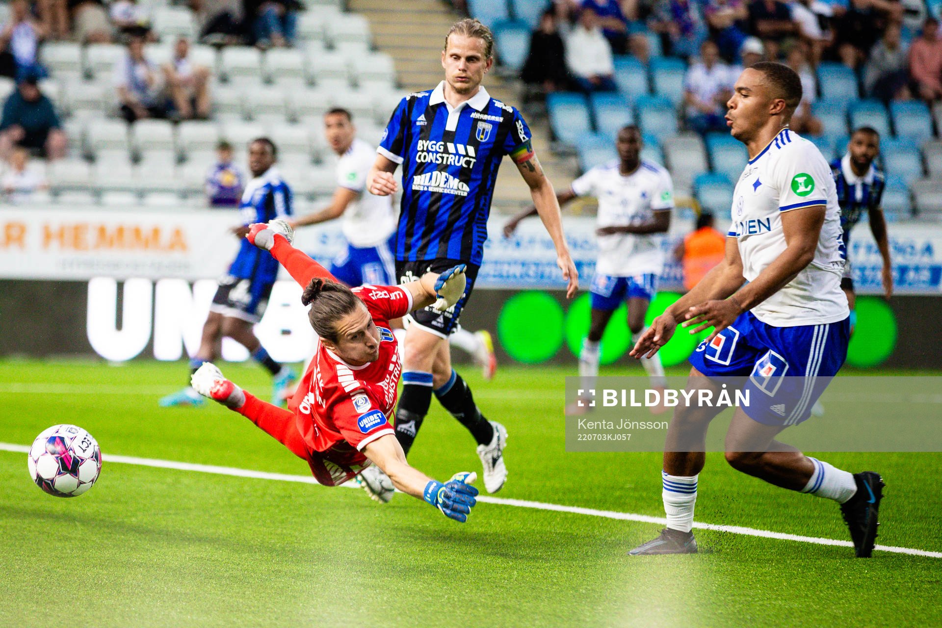 Sirius målvakt David Mitov Nilsson och IFK Norrköpings Darrell Kamdem Tibell under fotbollsmatchen i Allsvenskan mellan IFK Norrköping och Sirius den 3 juli 2022 i Norrköping.