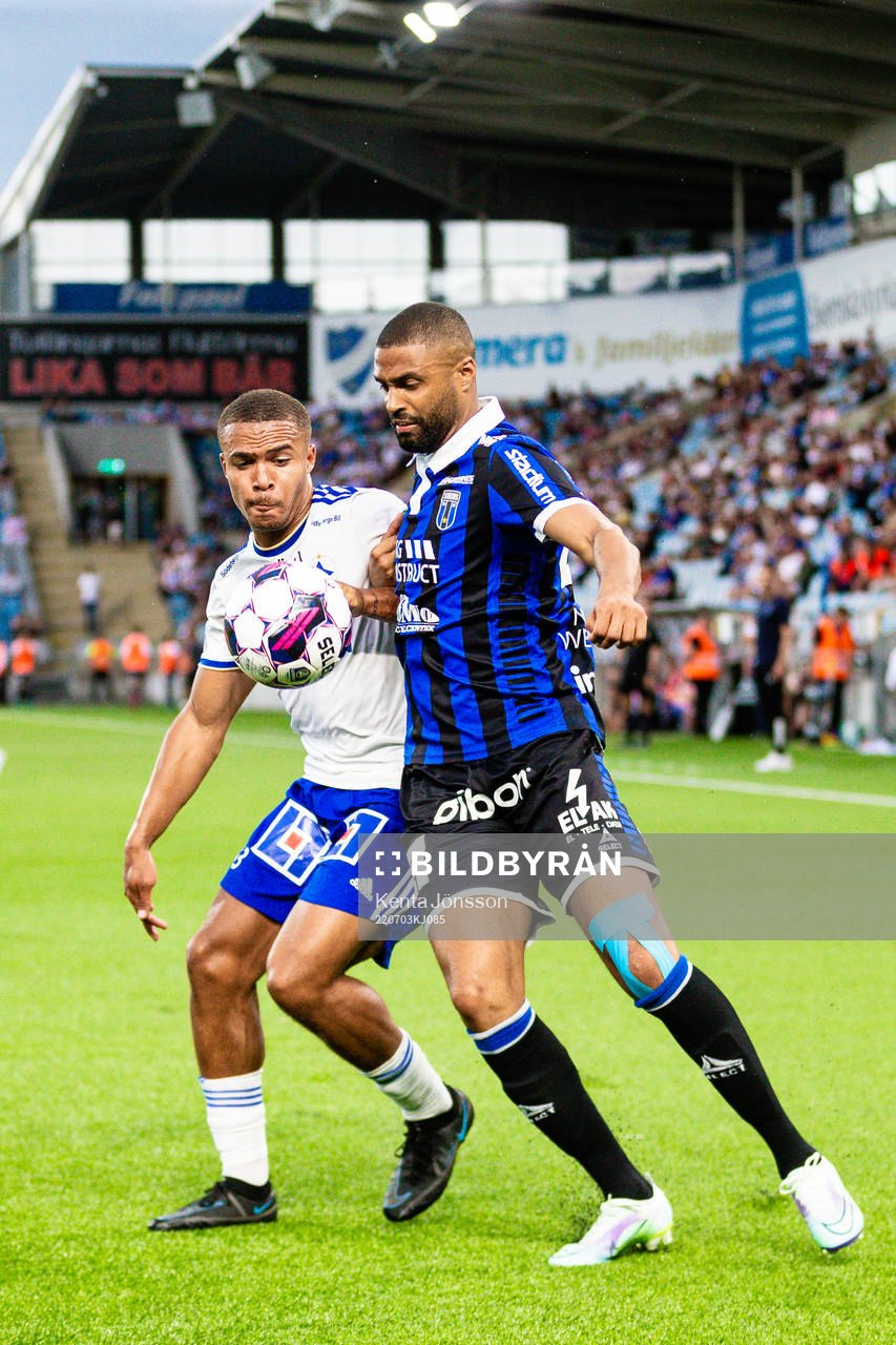 IFK Norrköpings Darrell Kamdem Tibell och Sirius Kristopher Da Graca under fotbollsmatchen i Allsvenskan mellan IFK Norrköping och Sirius den 3 juli 2022 i Norrköping.