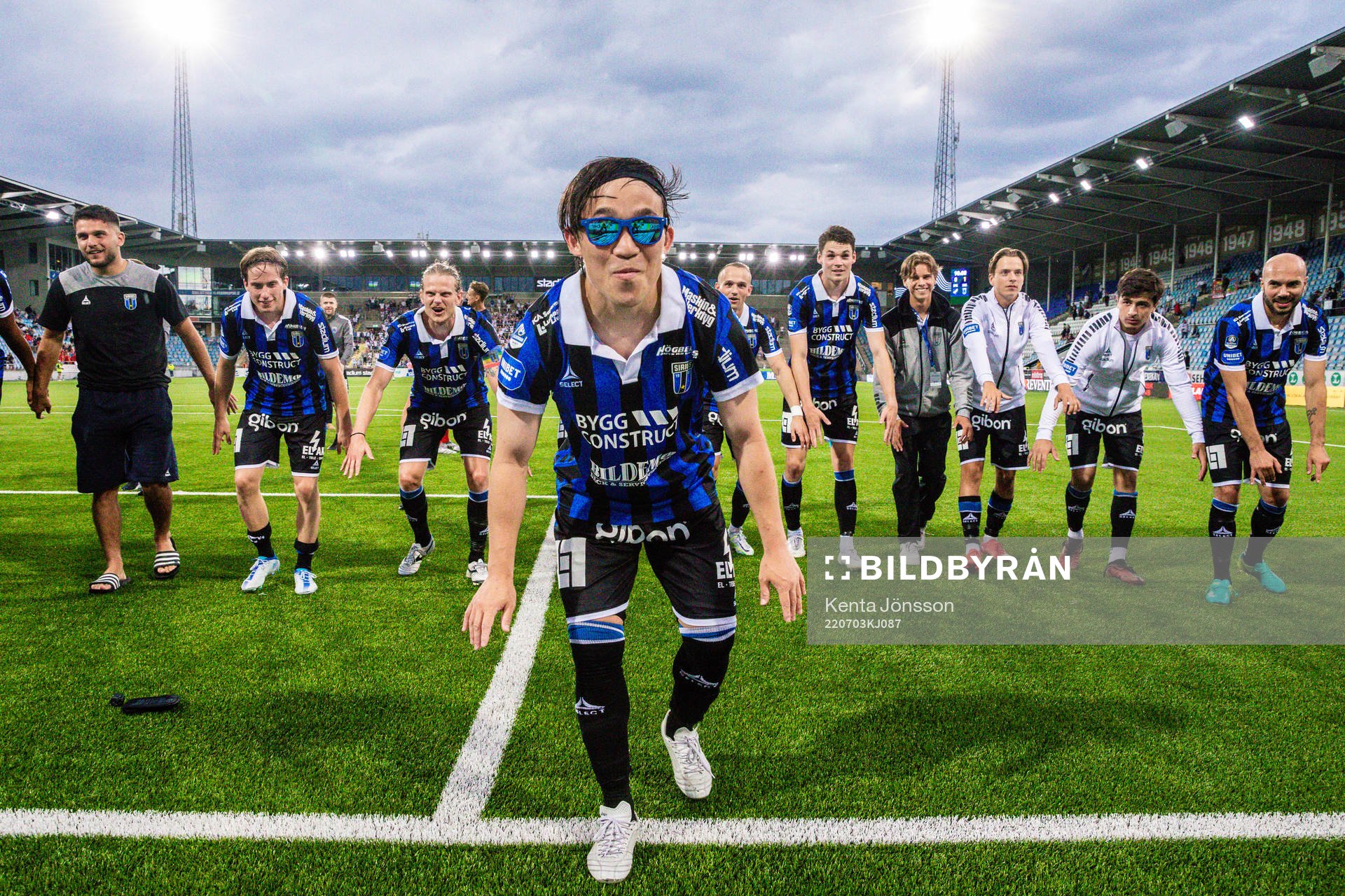 Sirius Yukiya Sugita jublar med lagkamrater