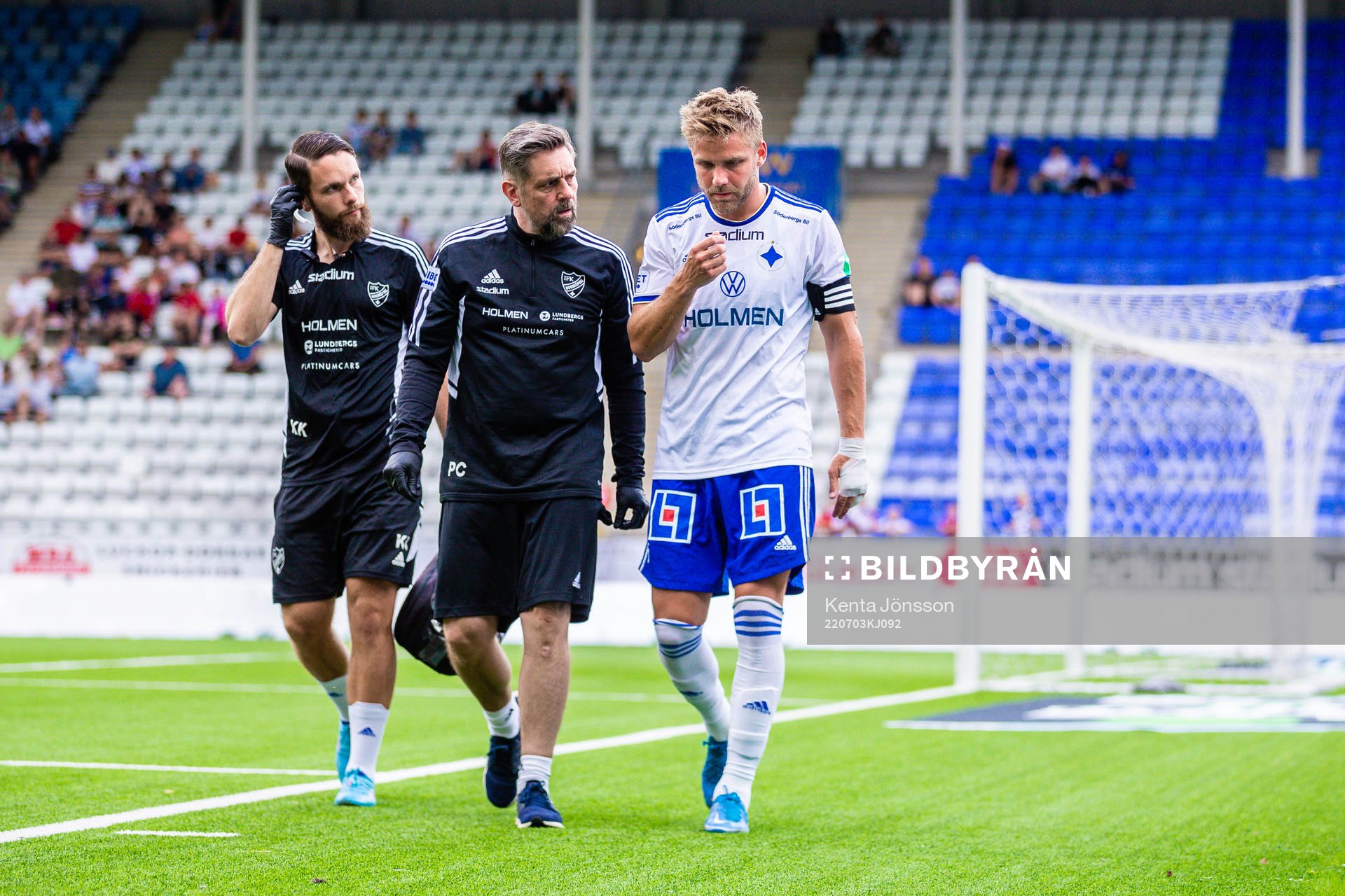 IFK Norrköpings Christoffer Nyman lämnar planen med