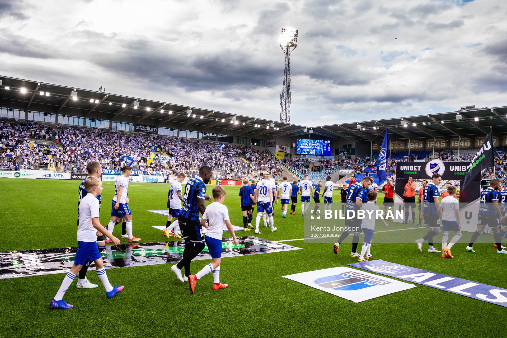 IFK Norrköpings och Sirius spelare gör entre på