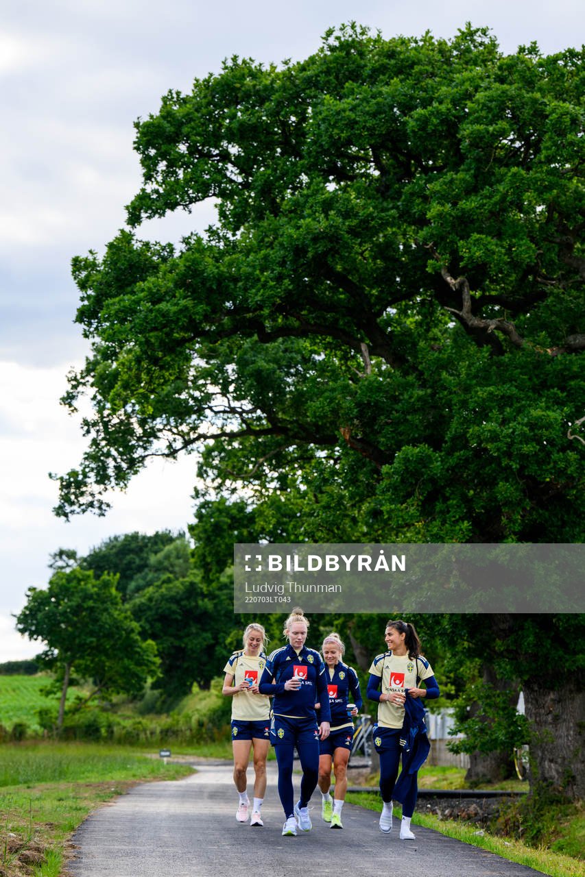Amanda Ilestedt, goalkeeper Hedvig Lindahl, Hanna Glas and