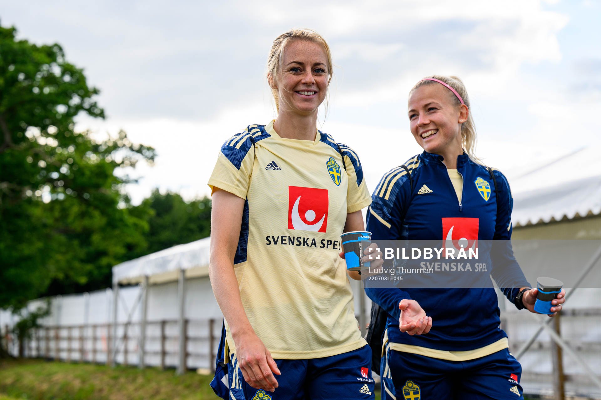 Amanda Ilestedt and Hanna Glas walk back from a training