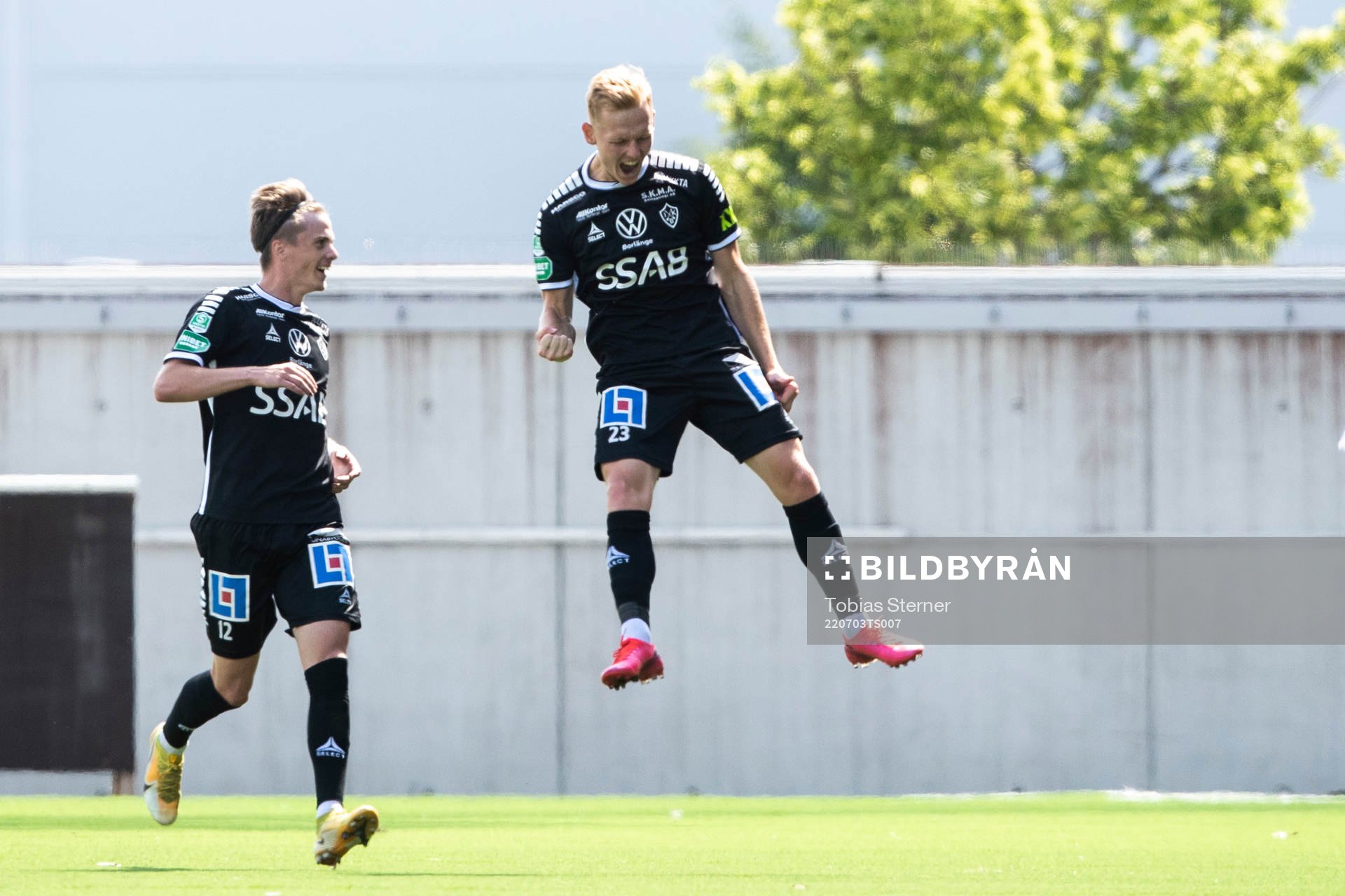 Brages Christopher Redenstrand jublar
