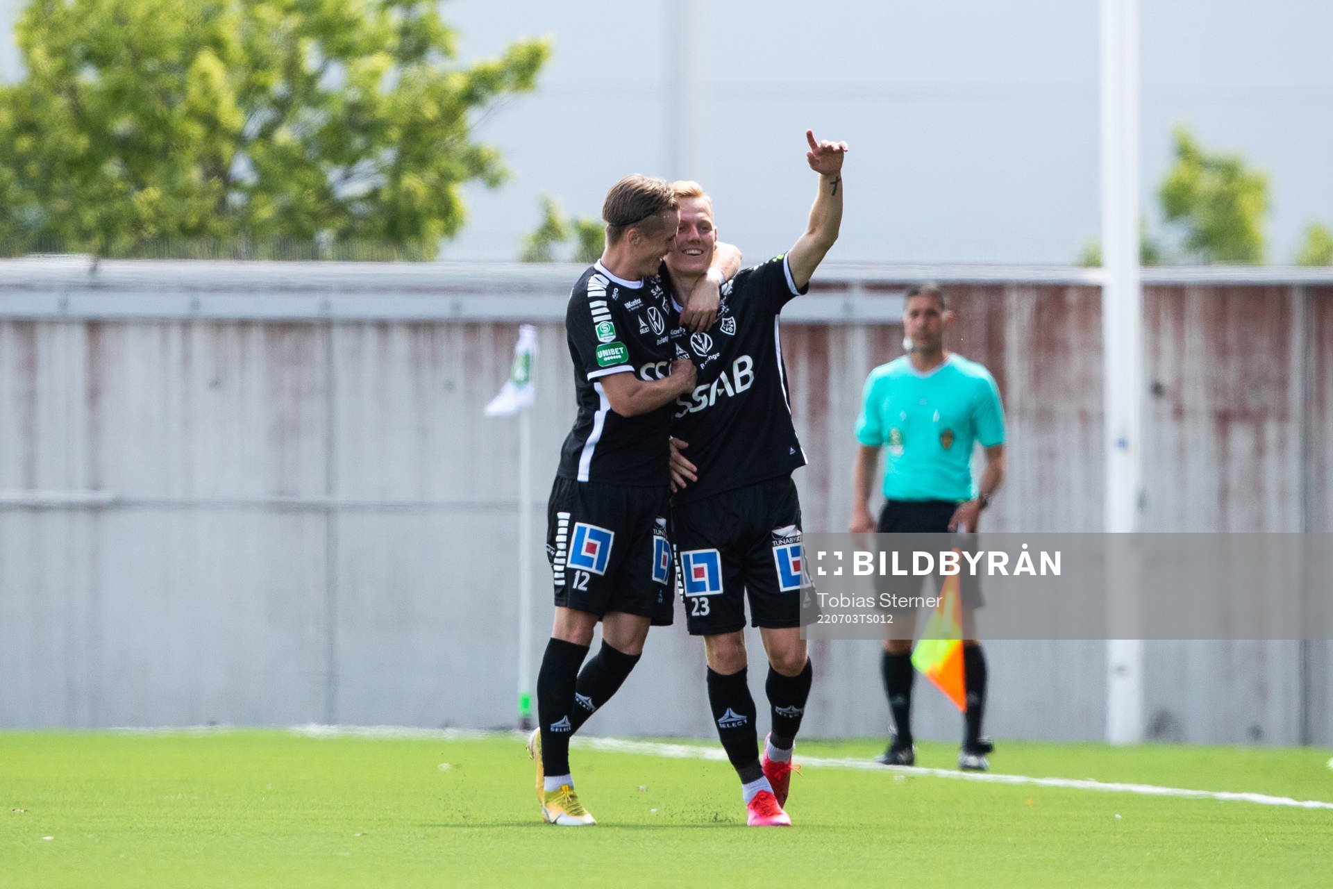 Brages Christopher Redenstrand jublar