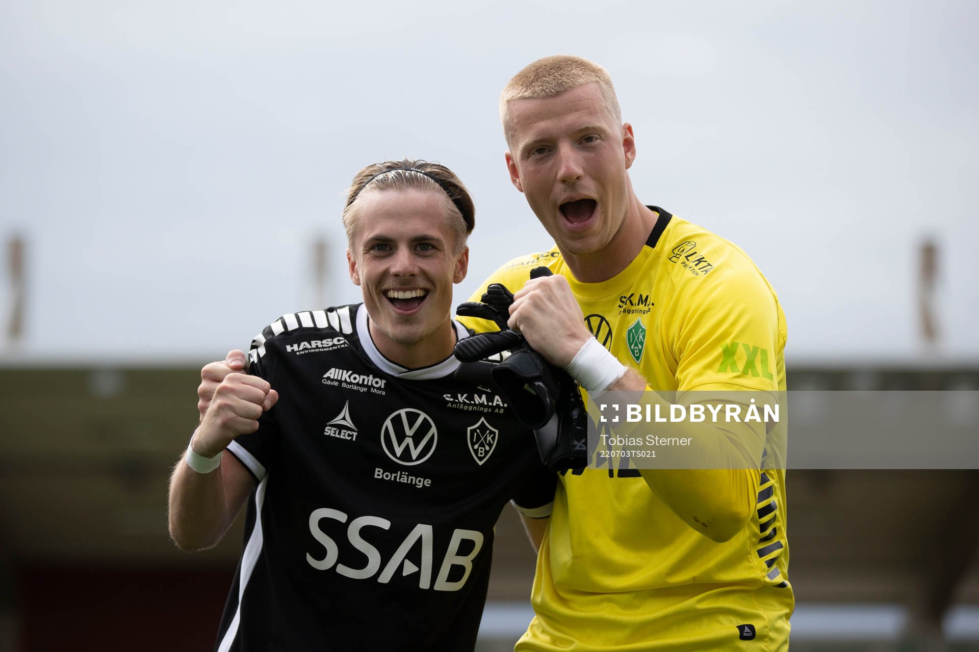 Brages Johan Arvidsson och målvakt Viktor Frodig jublar