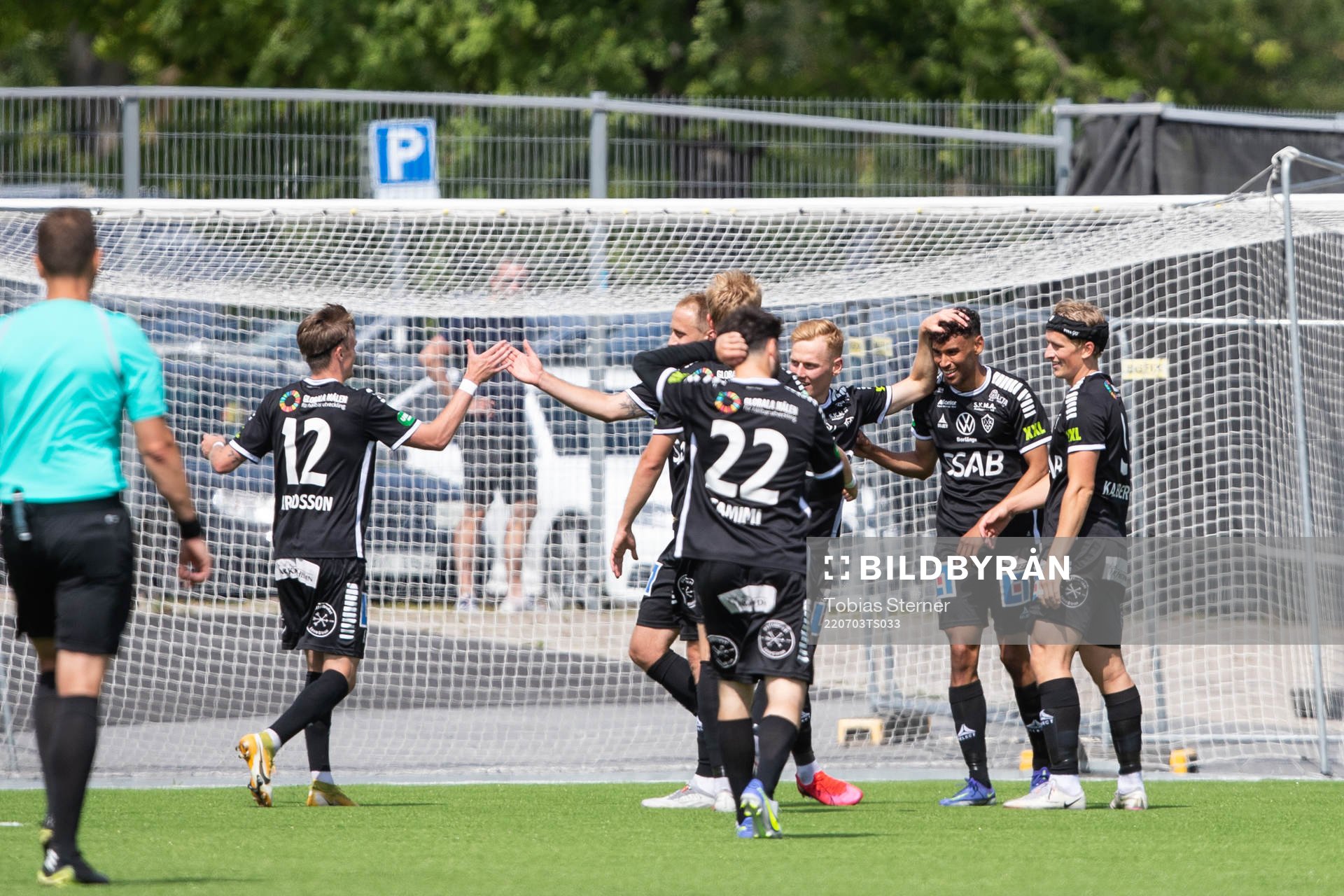 Brages Joakim Persson jublar med lagkamrater