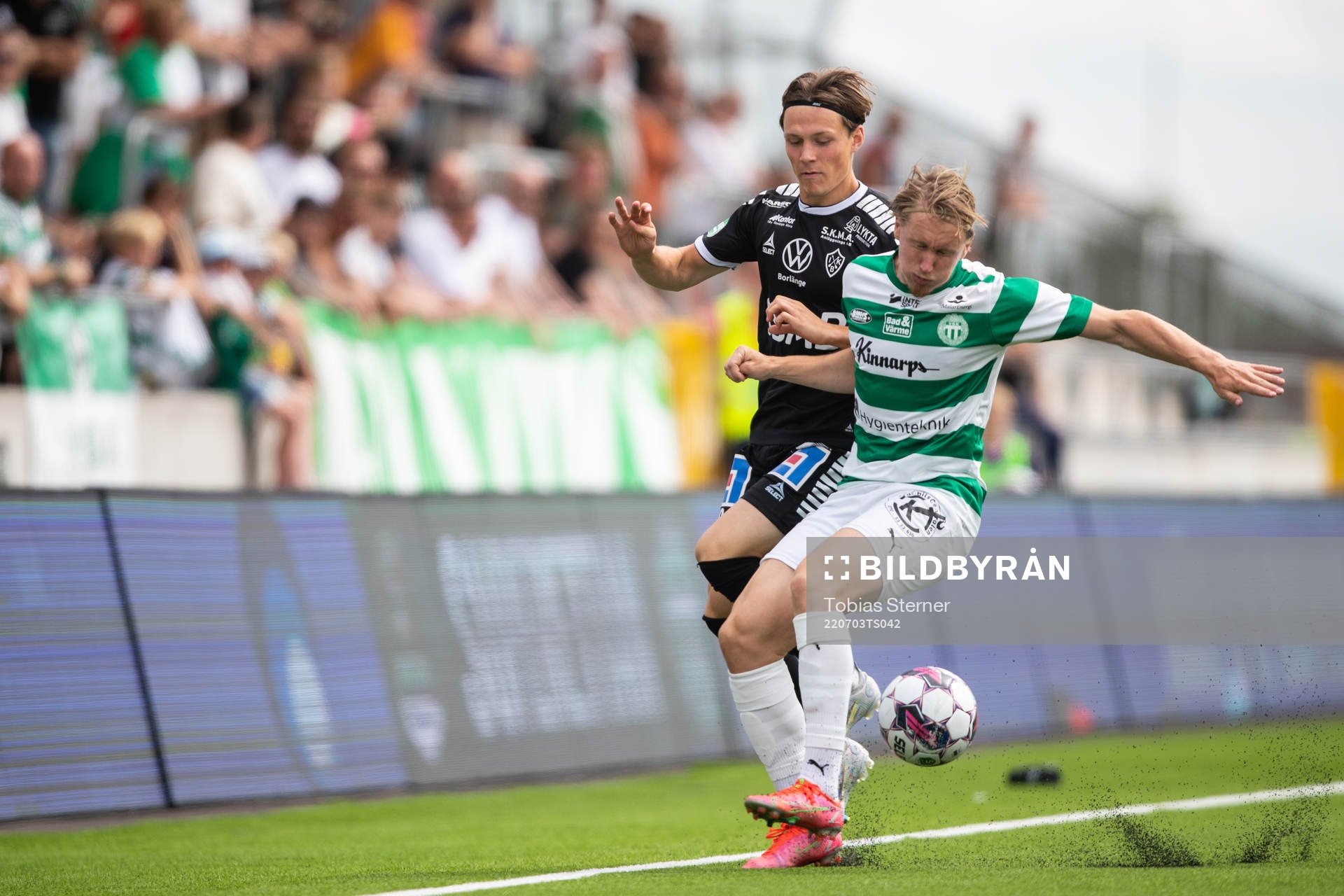 Brages Filip Sjöberg och Västerås SKs Emil Skogh under fotbollsmatchen i Superettan mellan Västerås SK och Brage den 3 juli 2022 i Västerås.