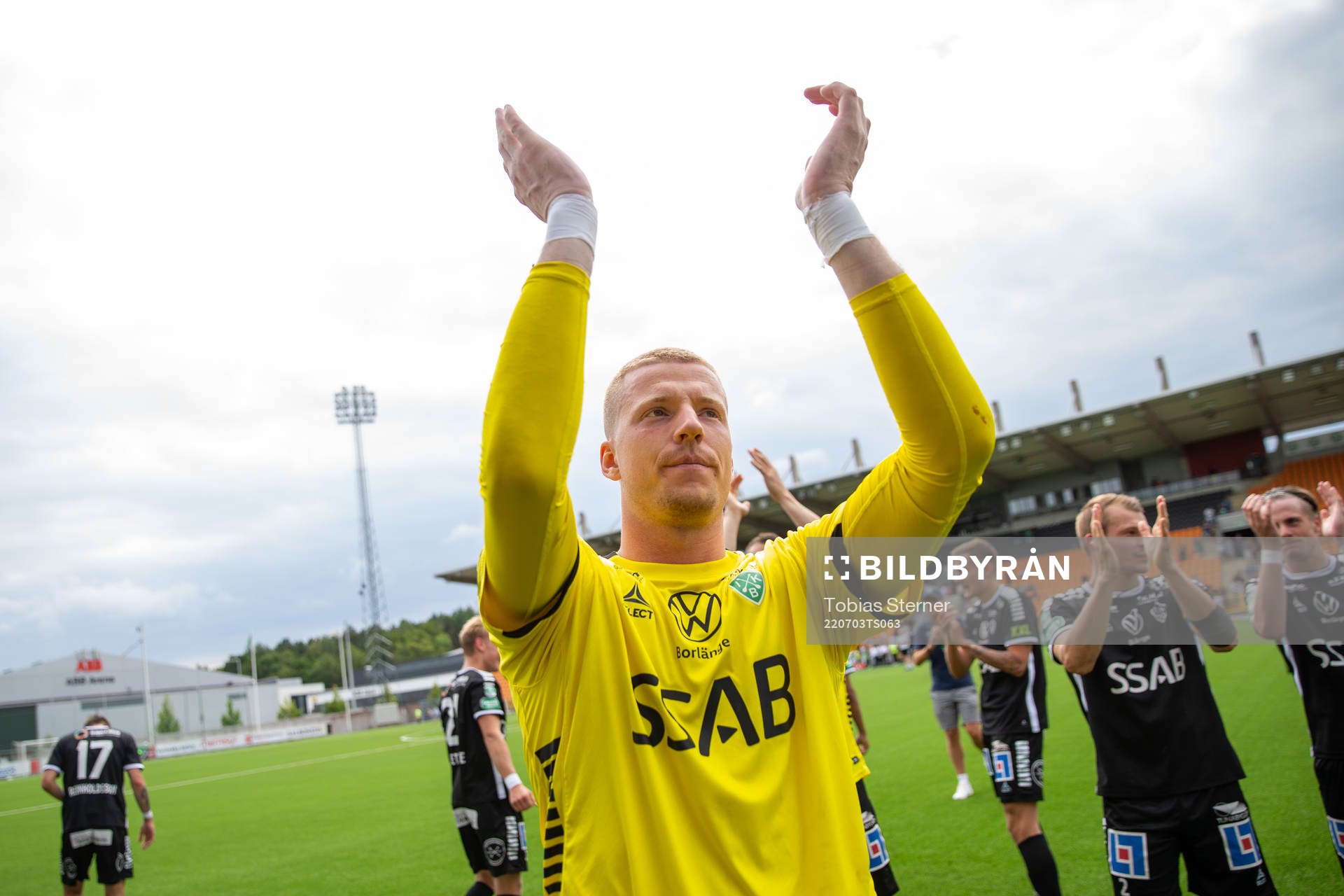 Brages målvakt Viktor Frodig jublar