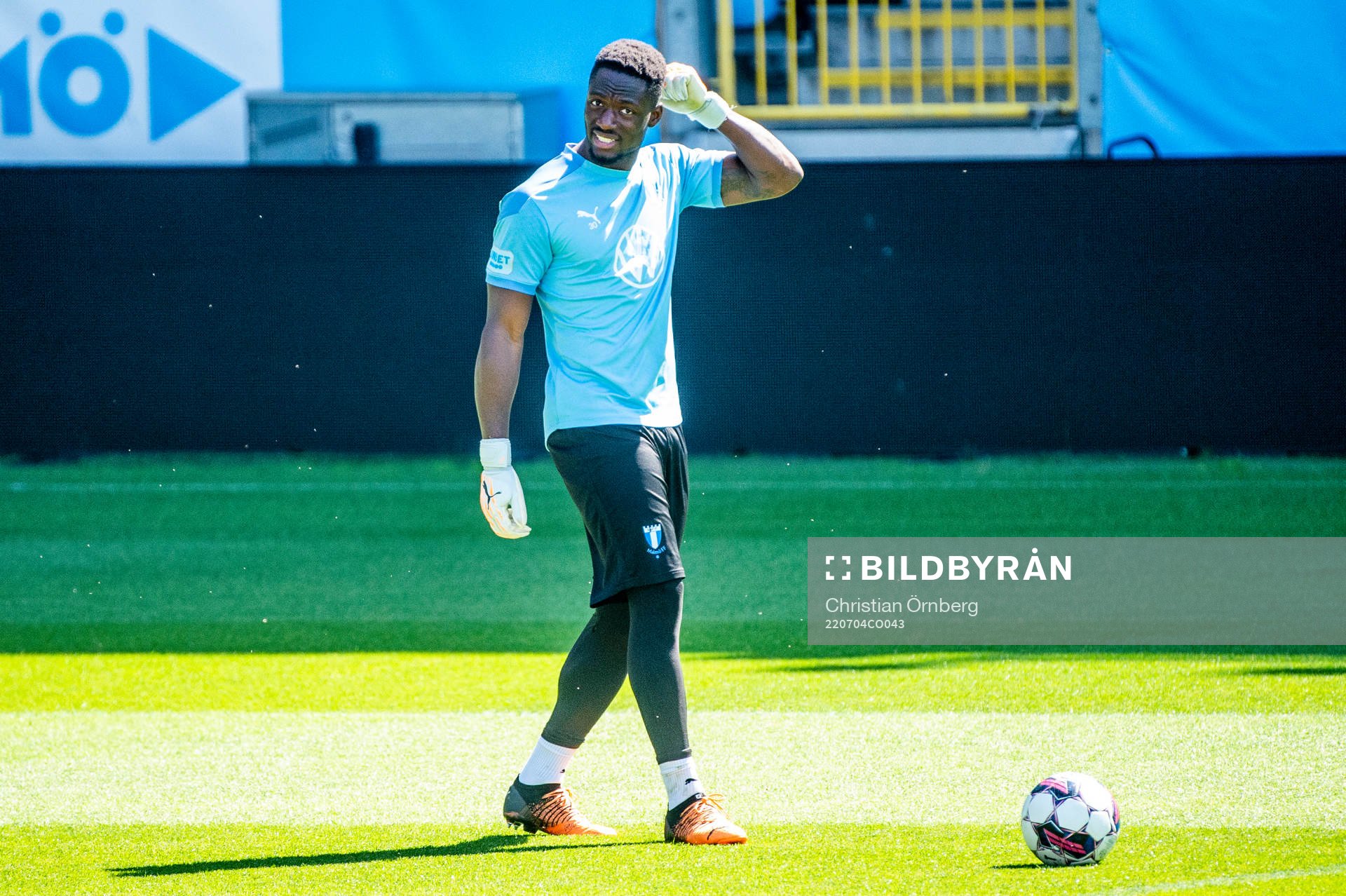 Målvakt Ismael Diawara under en träning med Malmö FF inför kvalmatchen i Champions League den 4 juli 2022 i Malmö. 