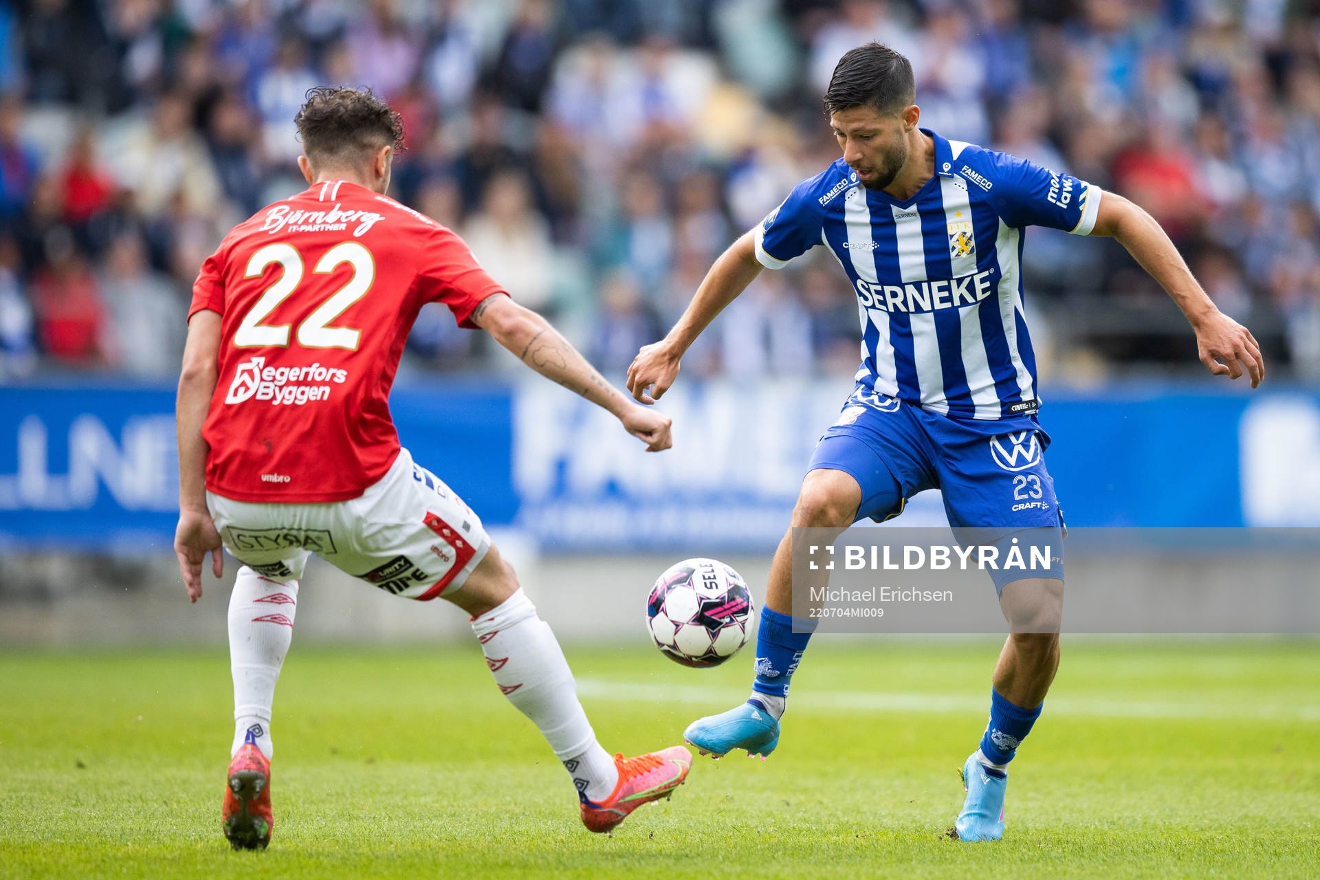 Degerfors Justin Salmon och IFK Göteborgs Kevin Yakob under fotbollsmatchen i Allsvenskan mellan IFK Göteborg och Degerfors den 4 juli 2022 i Göteborg.