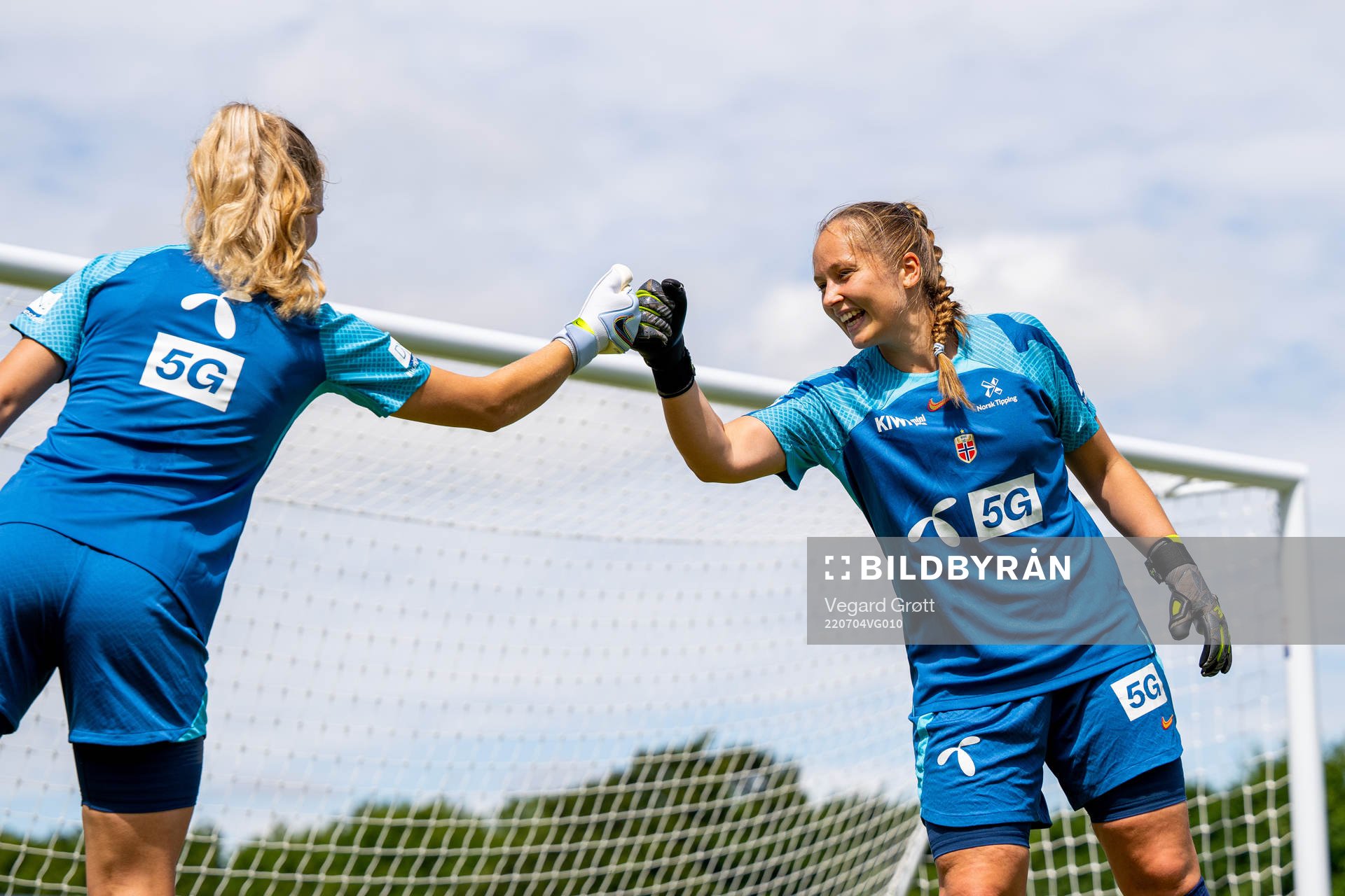 Goalkeeper Sunniva Skoglund and goalkeeper Aurora Mikalsen