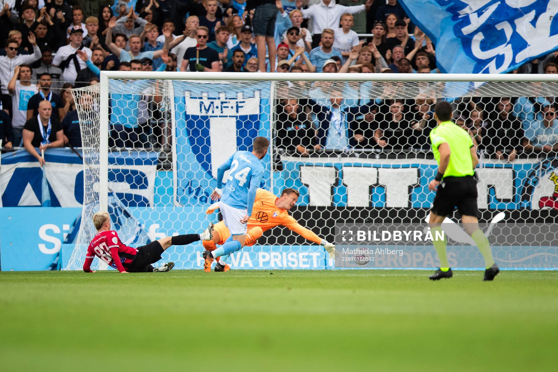 Kristall Mani Ingason scores 1-1 behind goalkeeper Johan