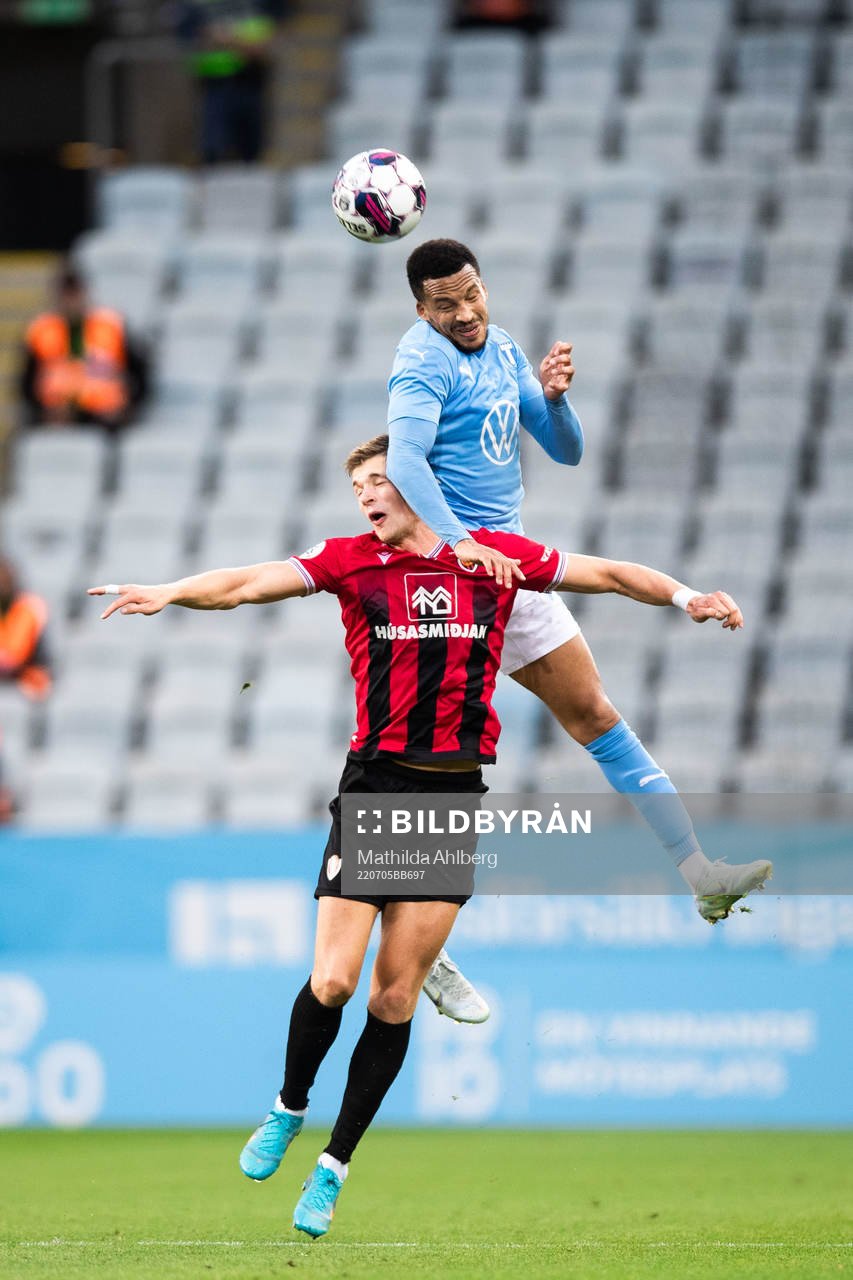 Karl Fridleifur Gunnarsson of Vikingur and Martin Olsson of