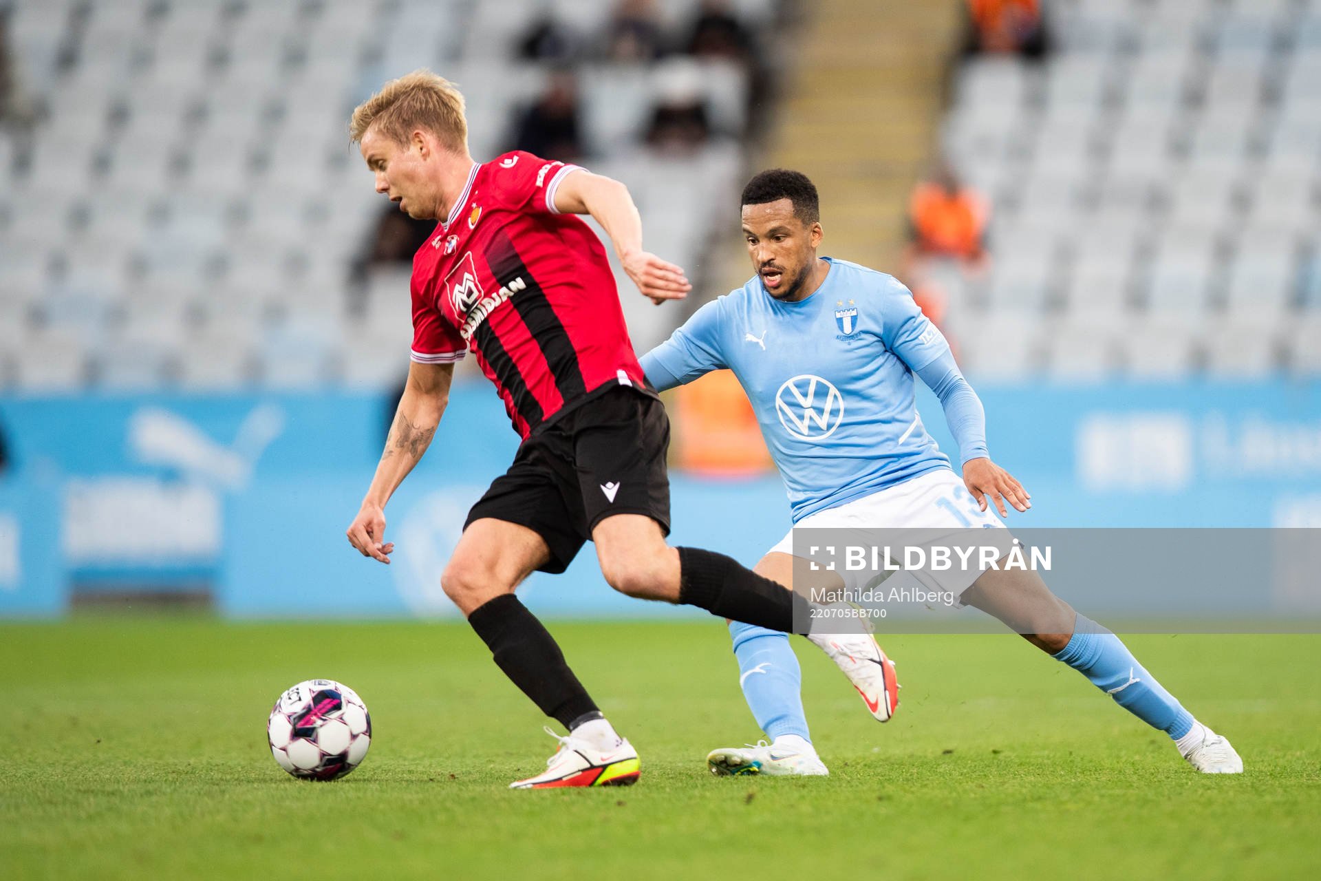 Erlingur Agnarsson of Vikingur and Martin Olsson of Malmö