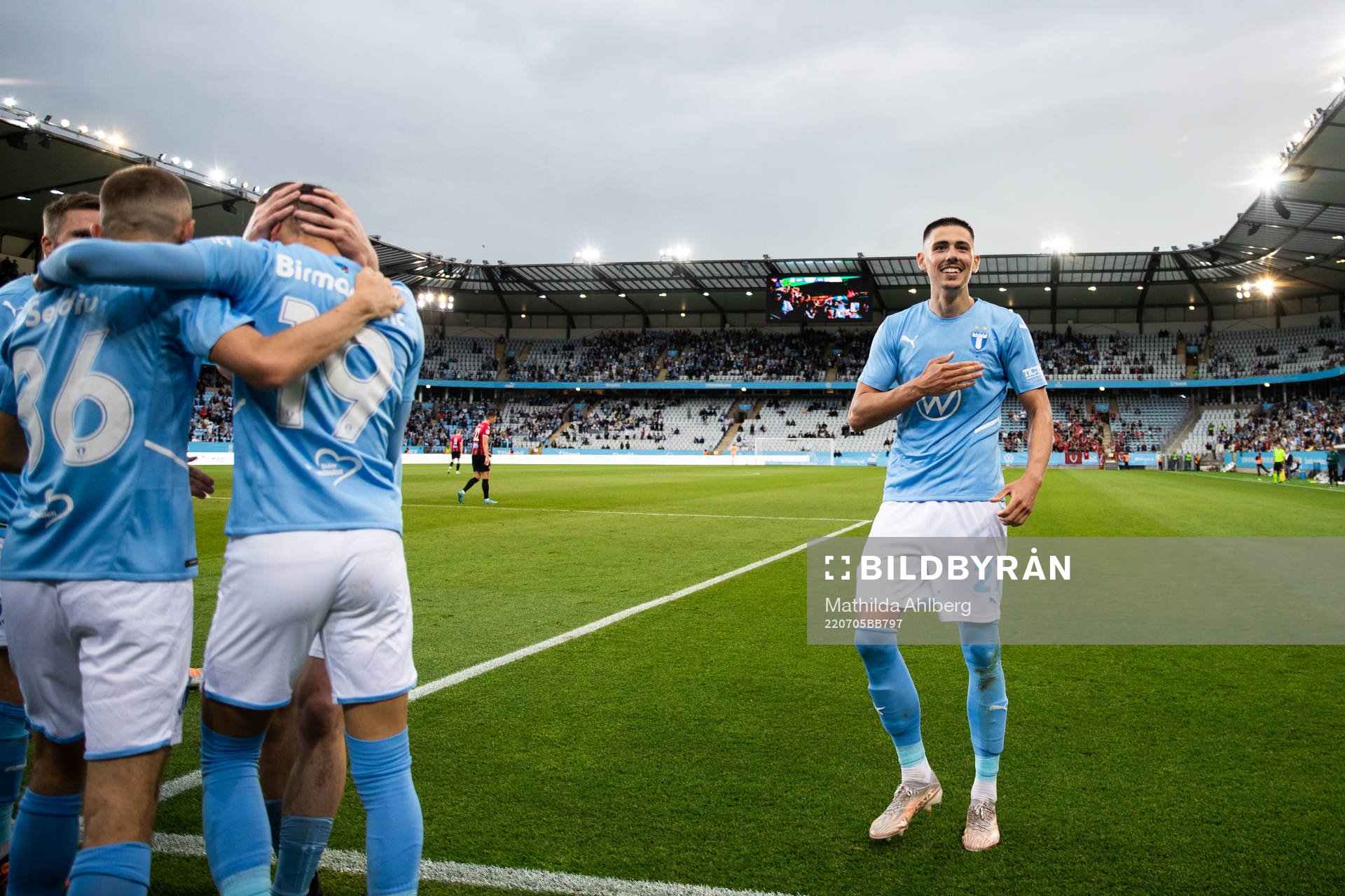 Dennis Hadzikadunic of Malmö FF Veljko celebrates