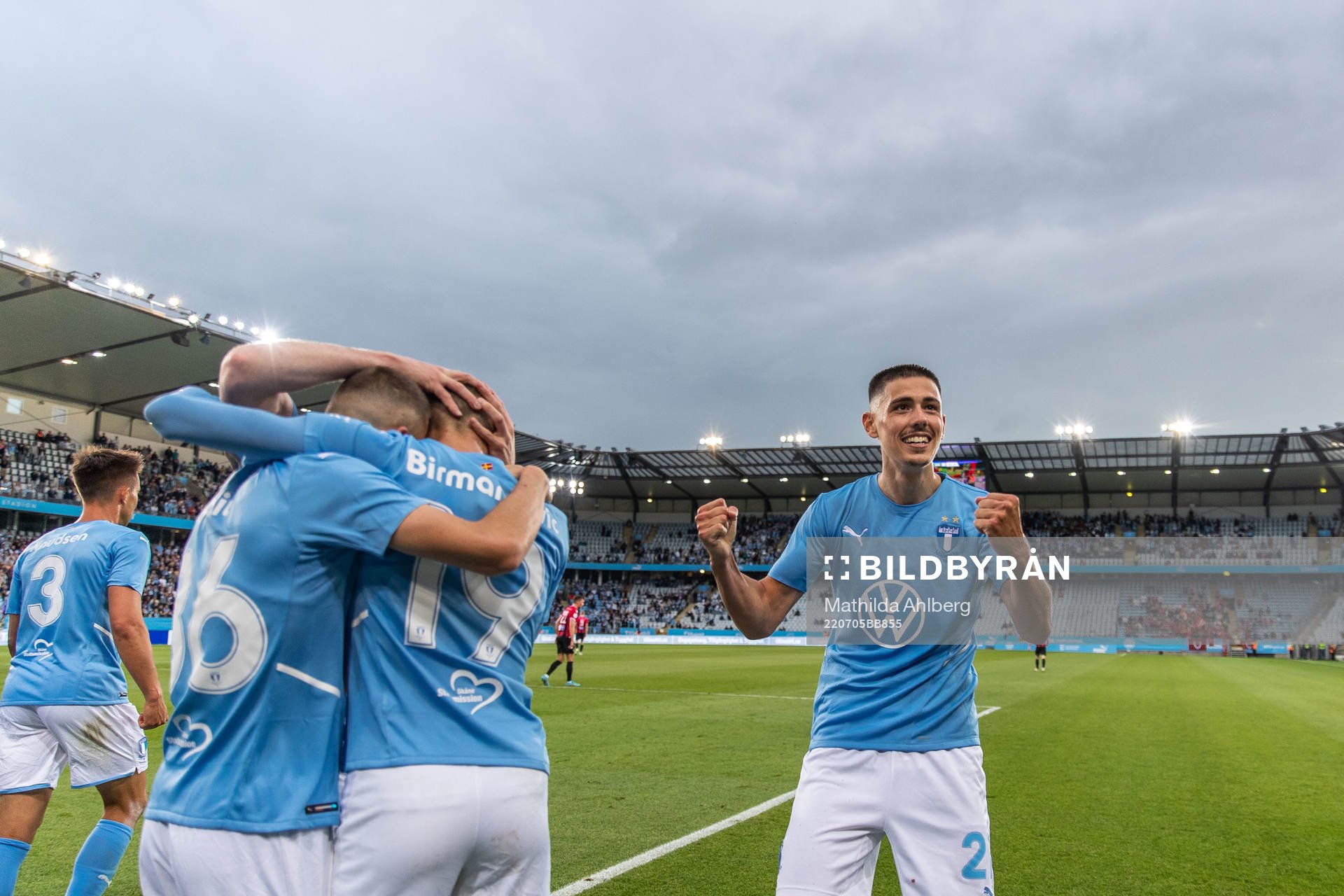 Dennis Hadzikadunic of Malmö FF celebrates 3-1 by Veljko