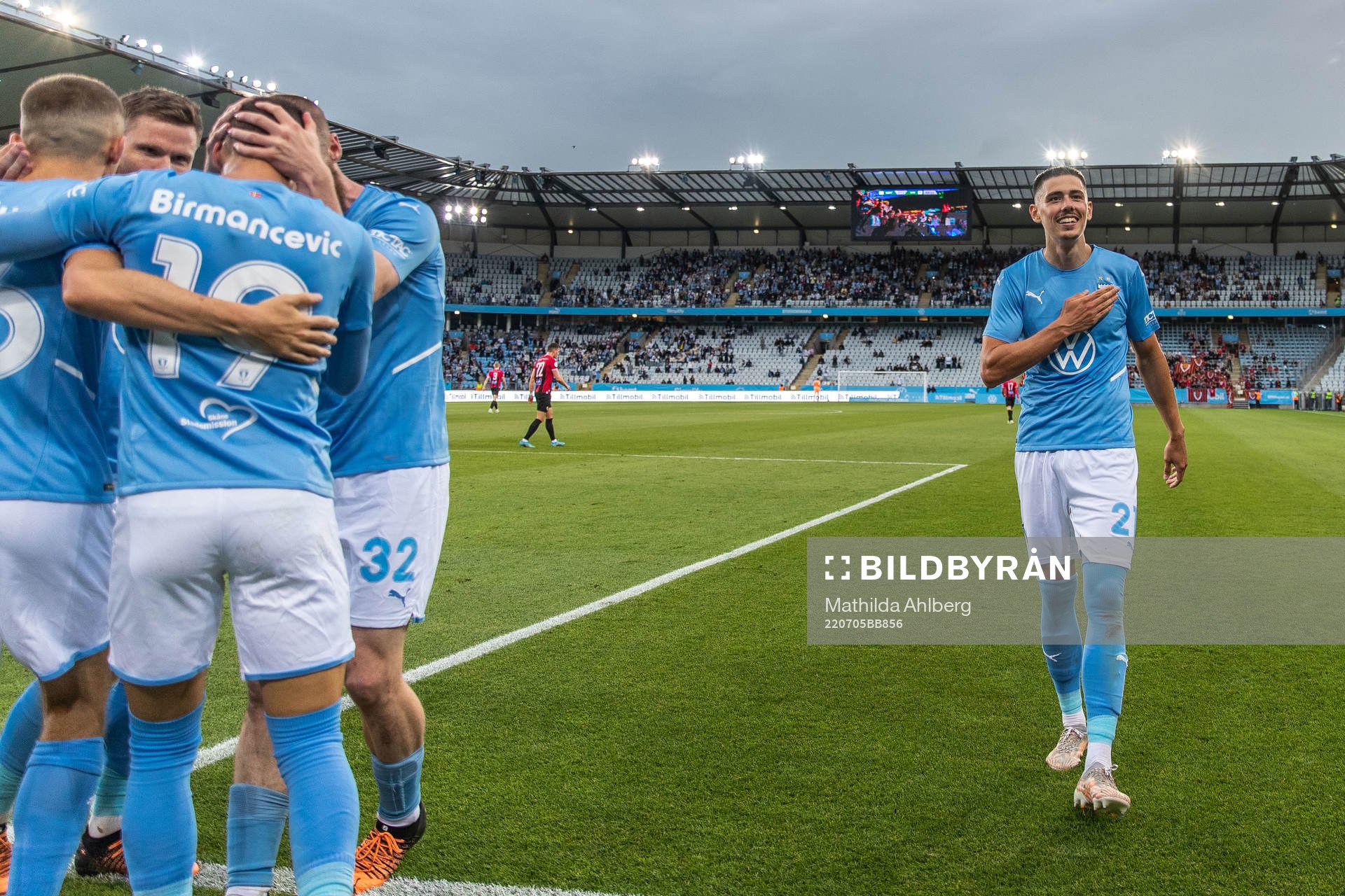 Dennis Hadzikadunic of Malmö FF celebrates 3-1 by Veljko