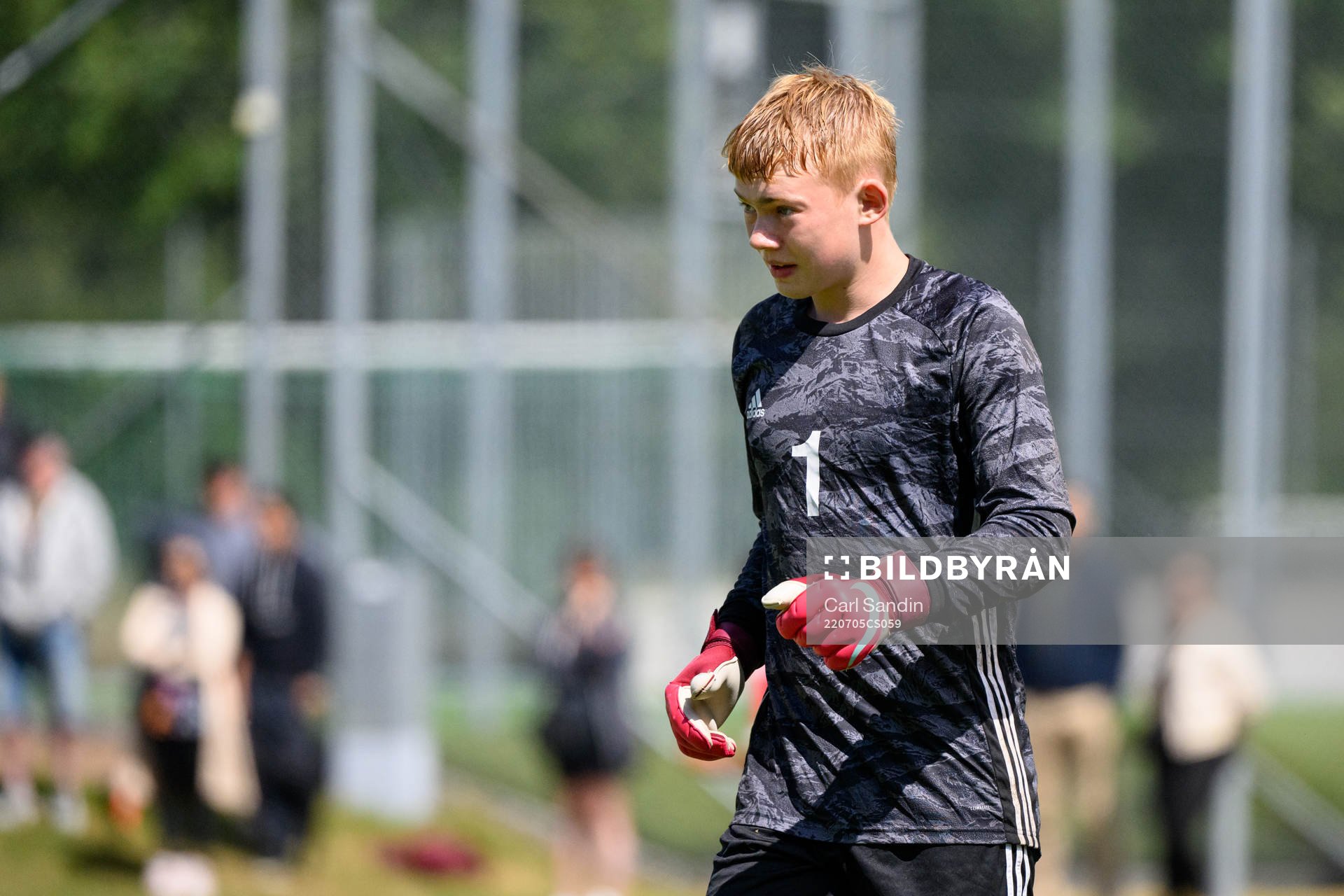 Målvakt Ivar Steggo Forsse under en fotbollsmatch på SvFF:s riksläger för P15 den 5 juli 2022 i Halmstad. 