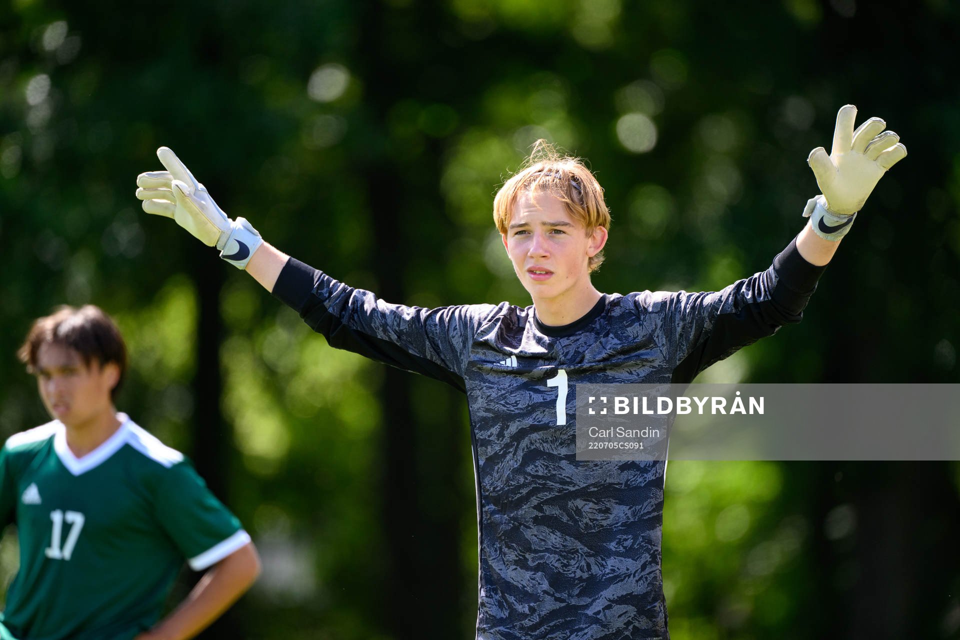 Målvakt Elton Fischerström under en fotbollsmatch på SvFF:s riksläger för P15 den 5 juli 2022 i Halmstad. 