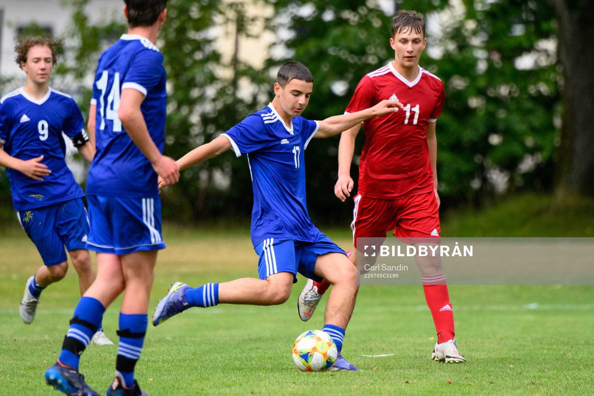 Bleon Kurtulus och Adam Vetterlöv under en fotbollsmatch på SvFF:s riksläger för P15 den 5 juli 2022 i Halmstad. 