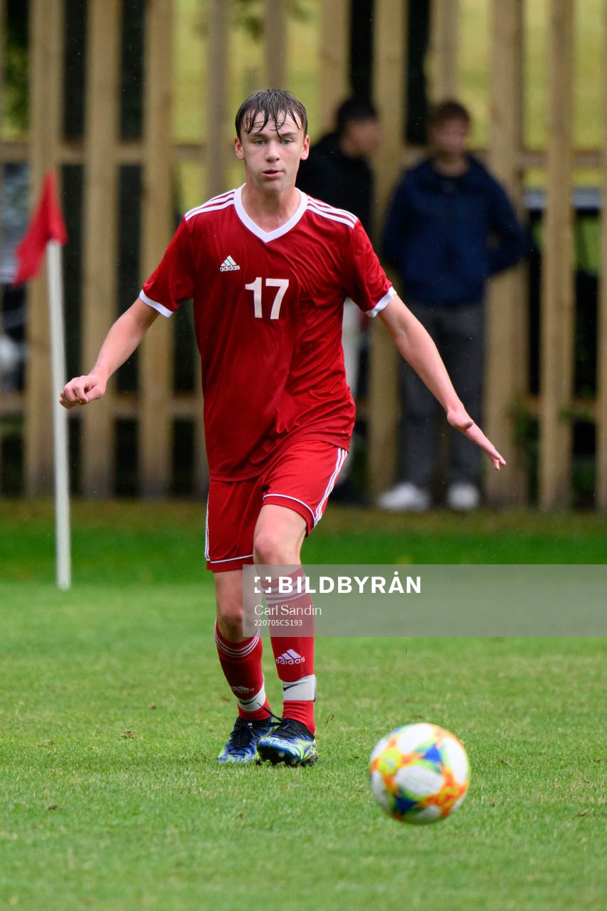 Wilke Aronsson under en fotbollsmatch på SvFF:s riksläger för P15 den 5 juli 2022 i Halmstad. 