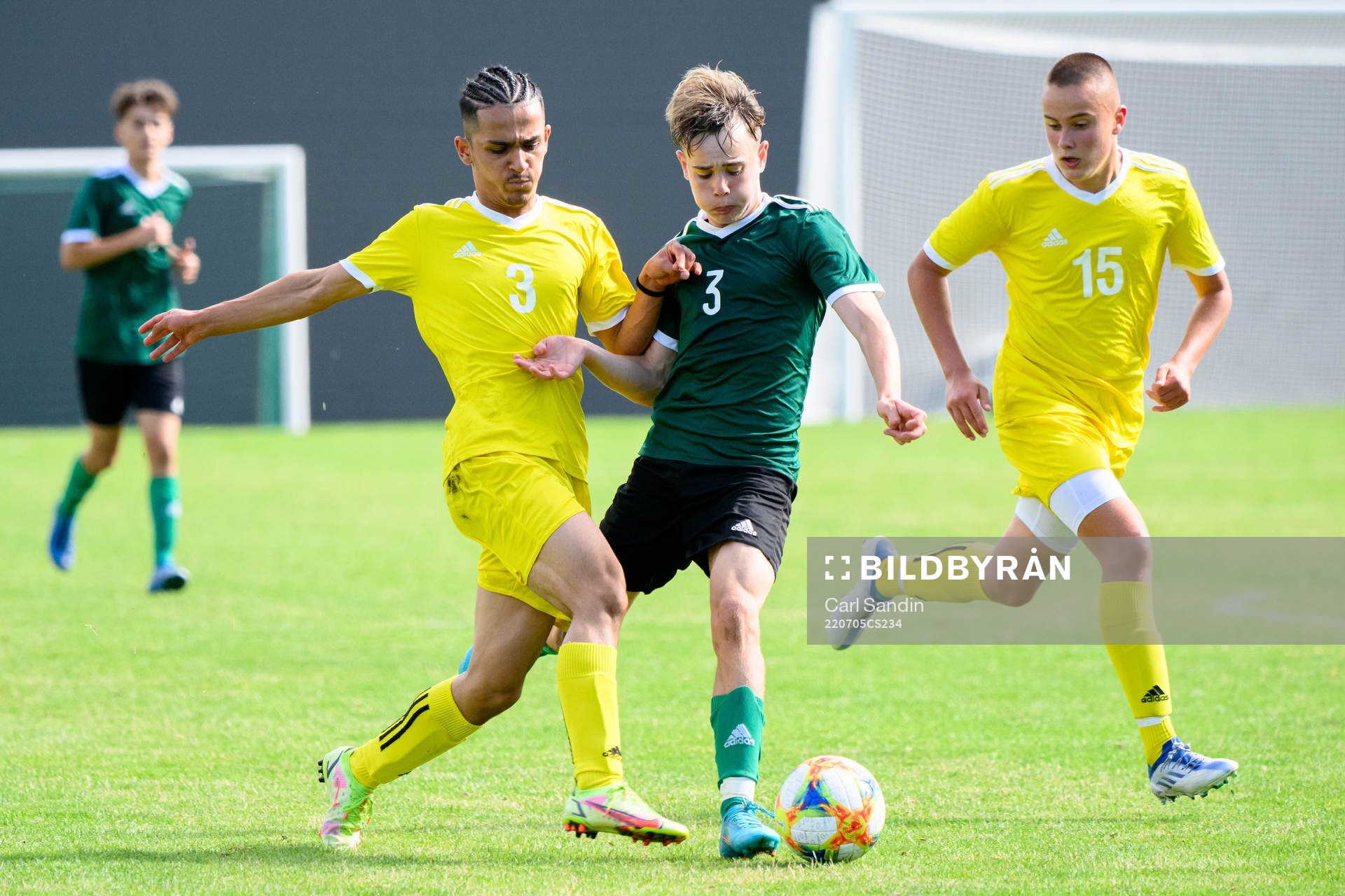Armin Ovaidi, Neo Jönsson och Shanti Nyberg under en fotbollsmatch på SvFF:s riksläger för P15 den 5 juli 2022 i Halmstad. 