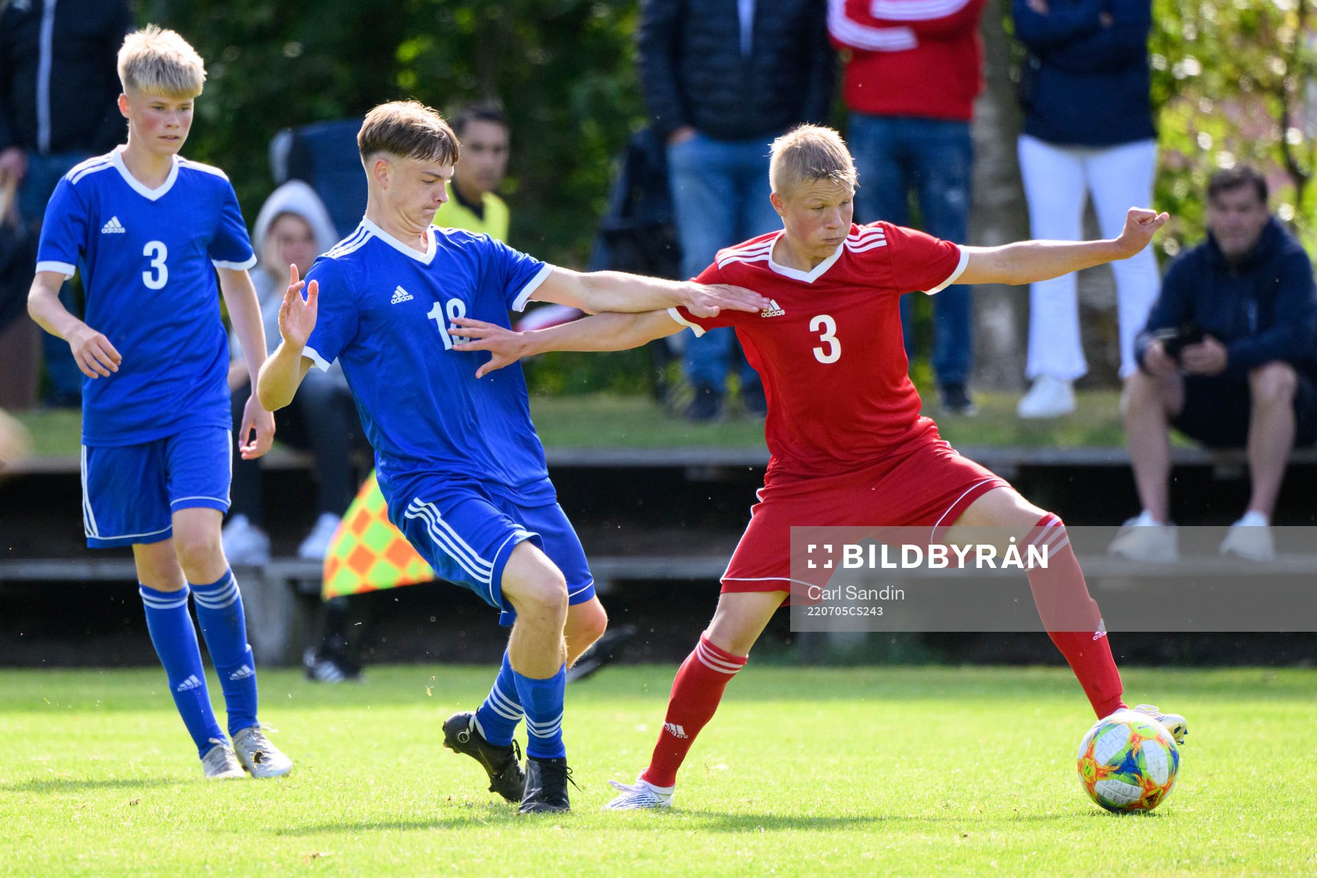 Lennox Wyes Pejle och Konrad Folkesson under en fotbollsmatch på SvFF:s riksläger för P15 den 5 juli 2022 i Halmstad. 