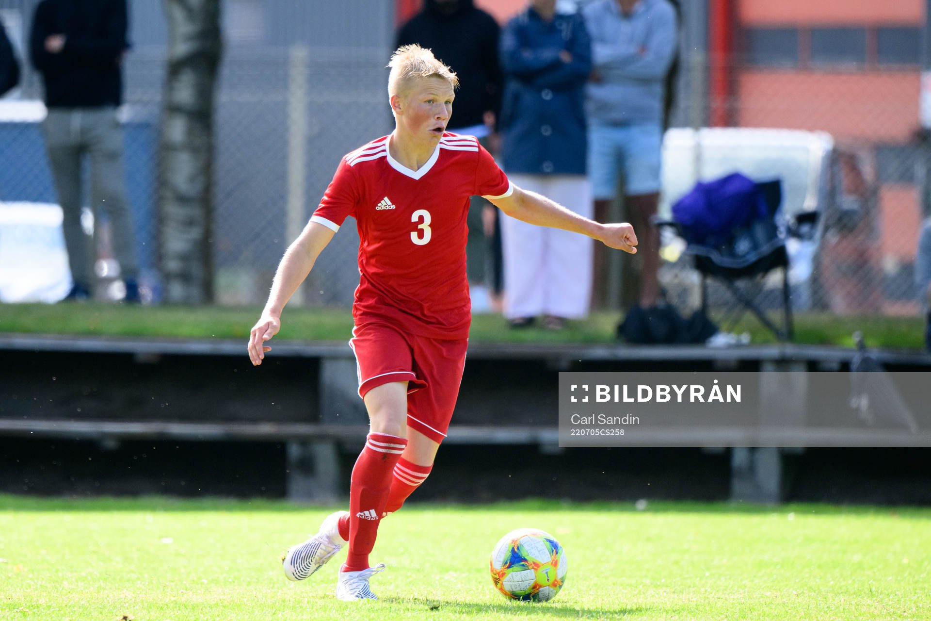 Konrad Folkesson under en fotbollsmatch på SvFF:s riksläger för P15 den 5 juli 2022 i Halmstad. 