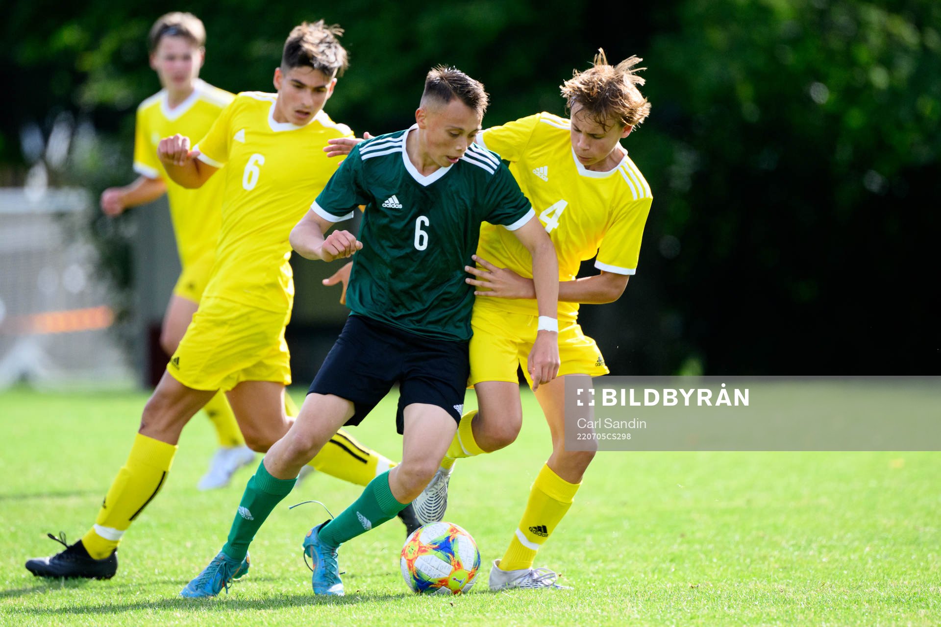 Stig Karlsson och Hannes Prytz Rafstedt under en fotbollsmatch på SvFF:s riksläger för P15 den 5 juli 2022 i Halmstad. 