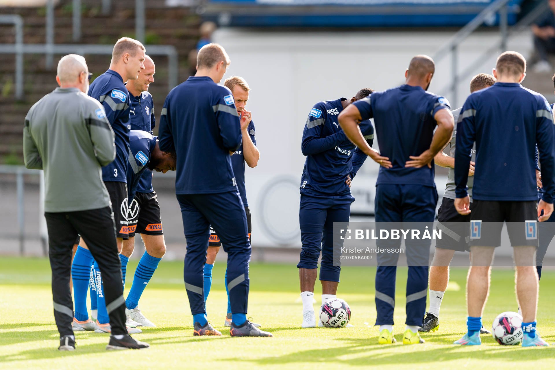 Halmstads spelare före fotbollsmatchen i Superettan mellan