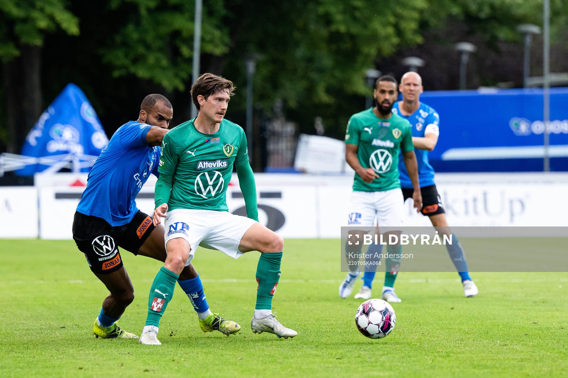 Halmstads Phil Ofosu-Ayeh och Jönköpings Robin Book