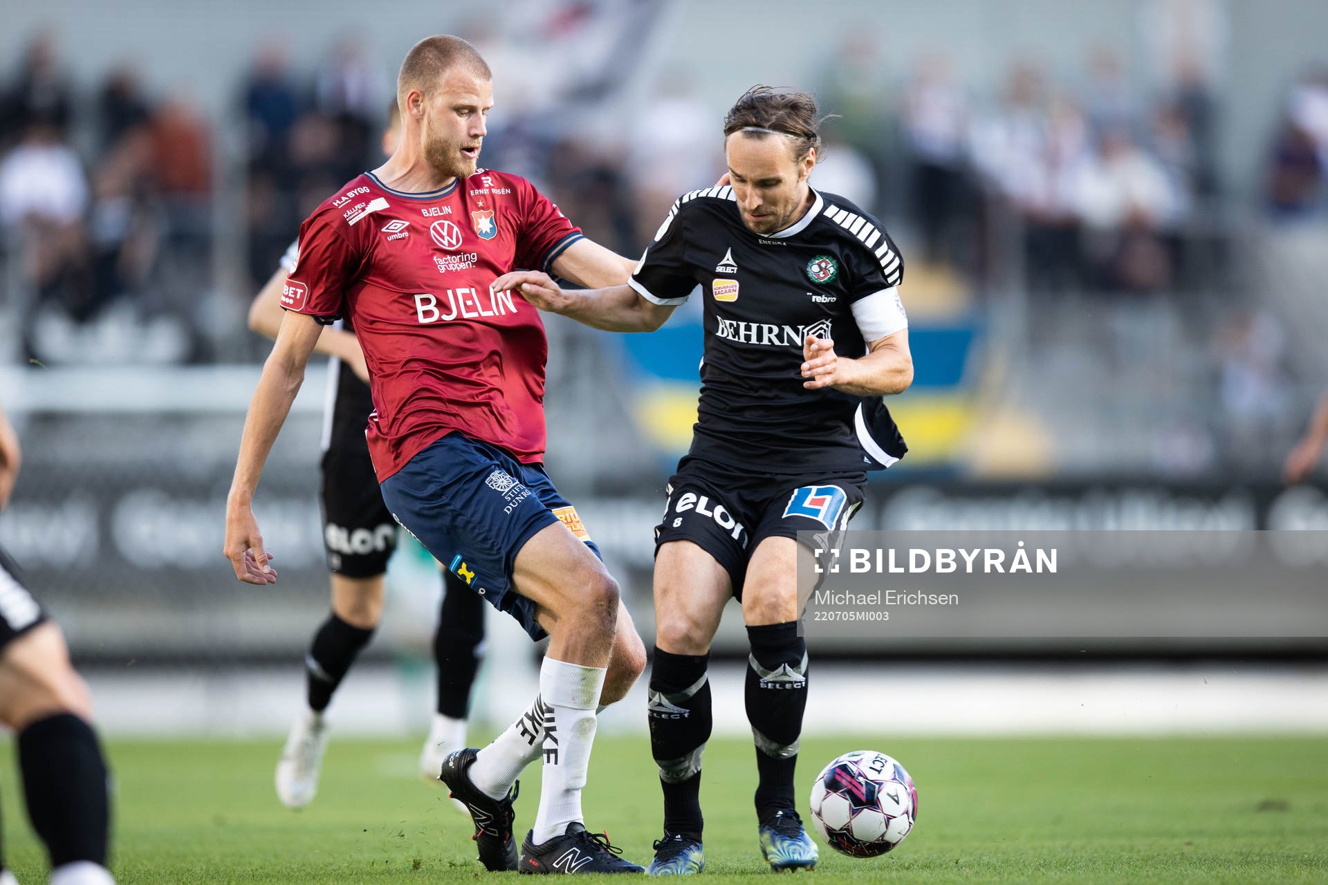 Örgrytes Elias Gustafson och Örebros Kevin Walker under fotbollsmatchen i Superettan mellan Örgryte och Örebro den 5 juli 2022 i Göteborg. 