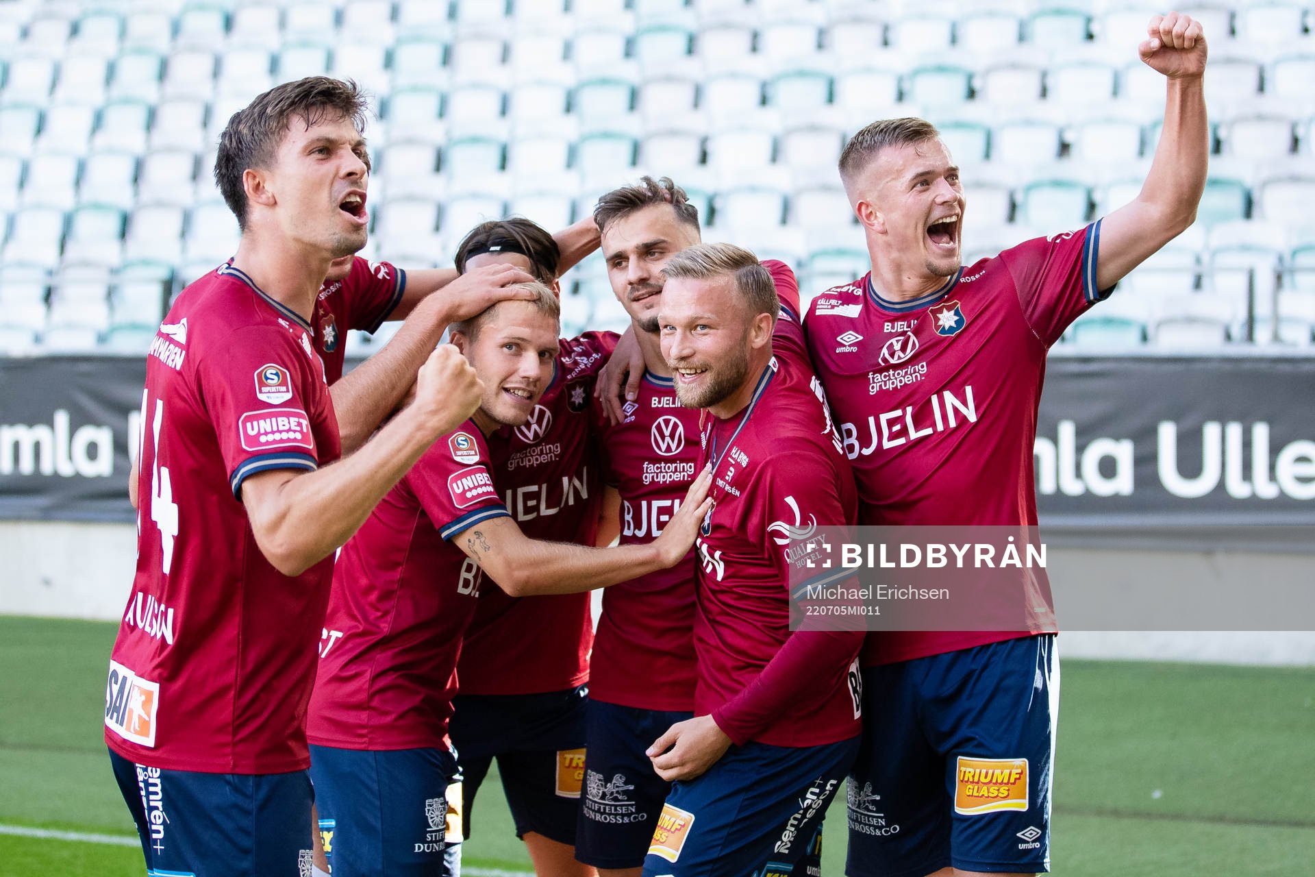 Örgrytes Ajdin Zeljkovic jublar med lagkamrater
