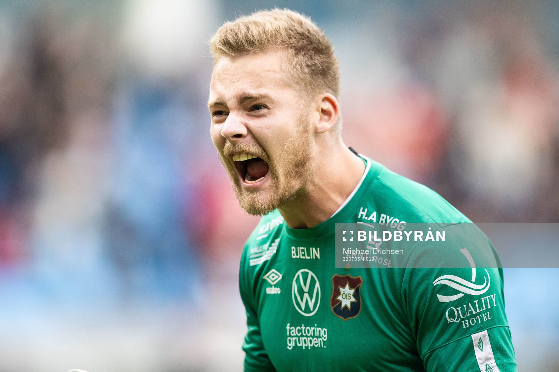 Örgrytes målvakt Robin Wallinder jublar