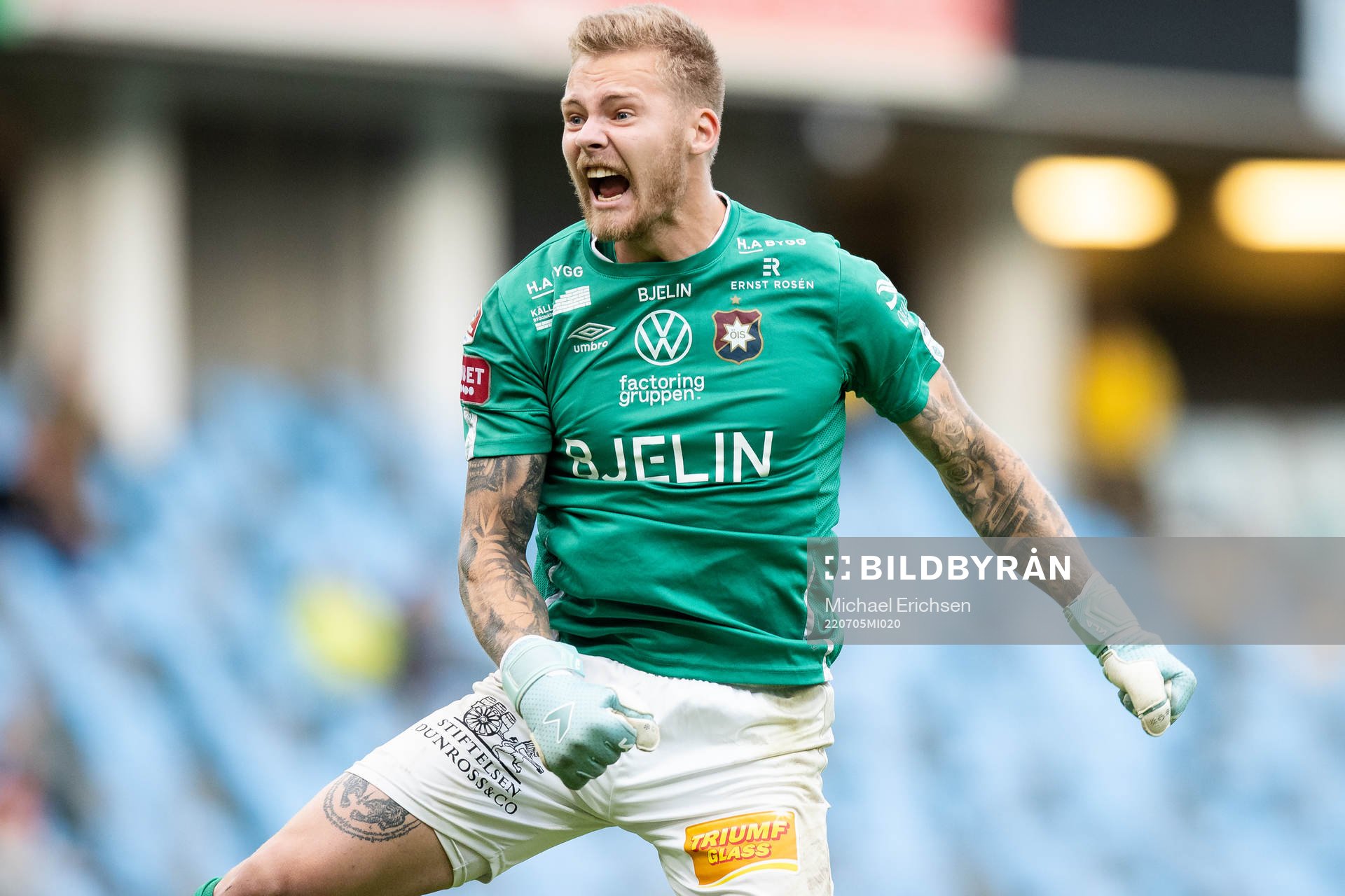 Örgrytes målvakt Robin Wallinder jublar