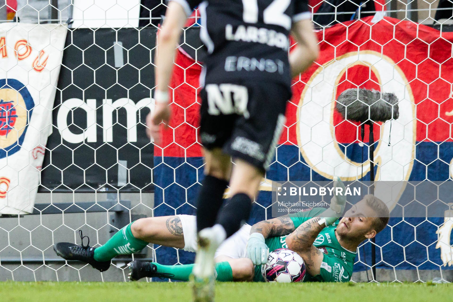 Örgrytes målvakt Robin Wallinder räddar en straff slagen