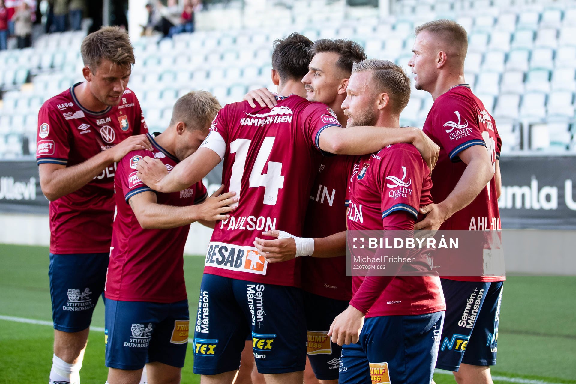 Örgrytes Ajdin Zeljkovic jublar med lagkamrater